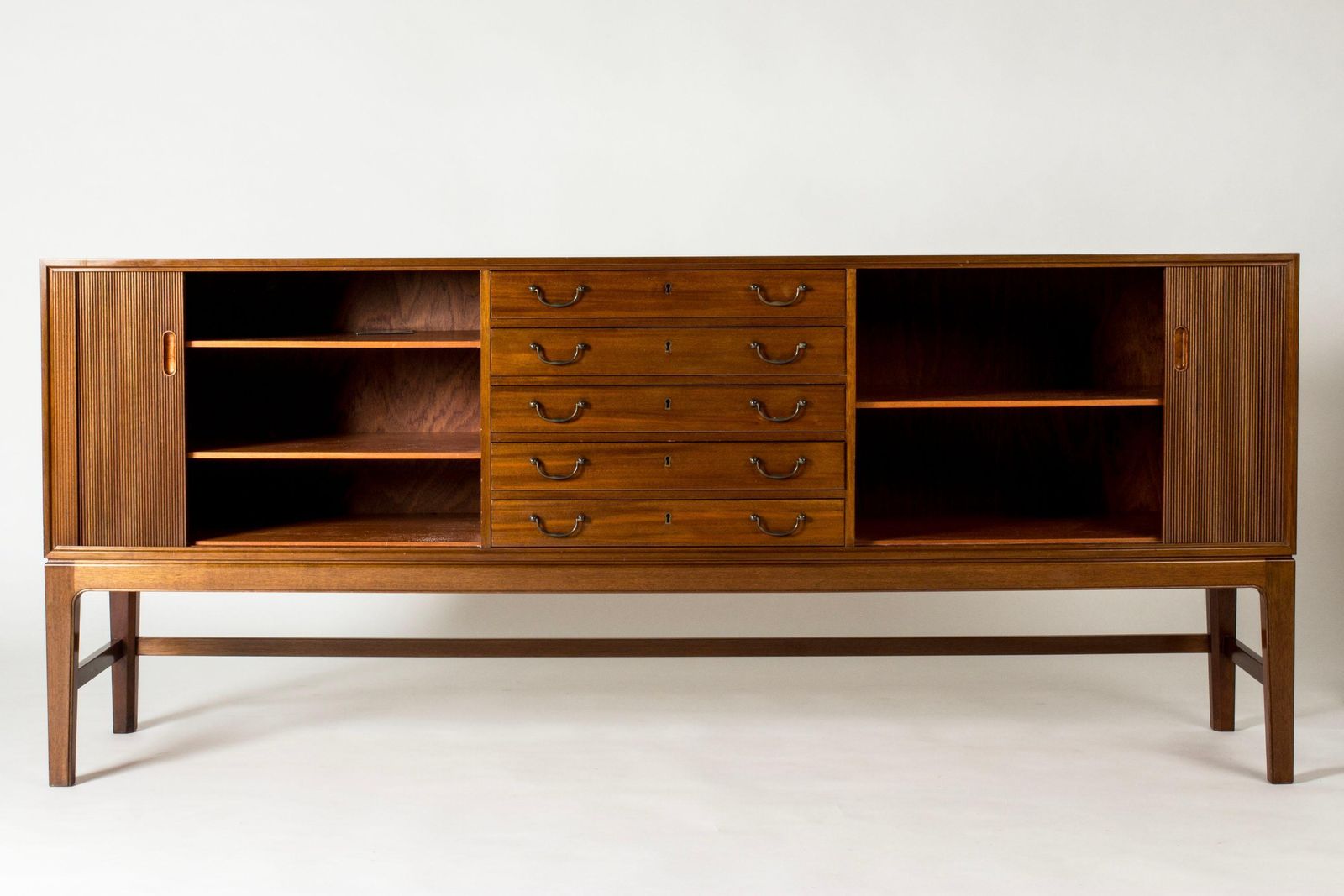 Mid-Century Modern Mahogany Dressoir by Ole Wanscher, jaren 1940 photo Meubels