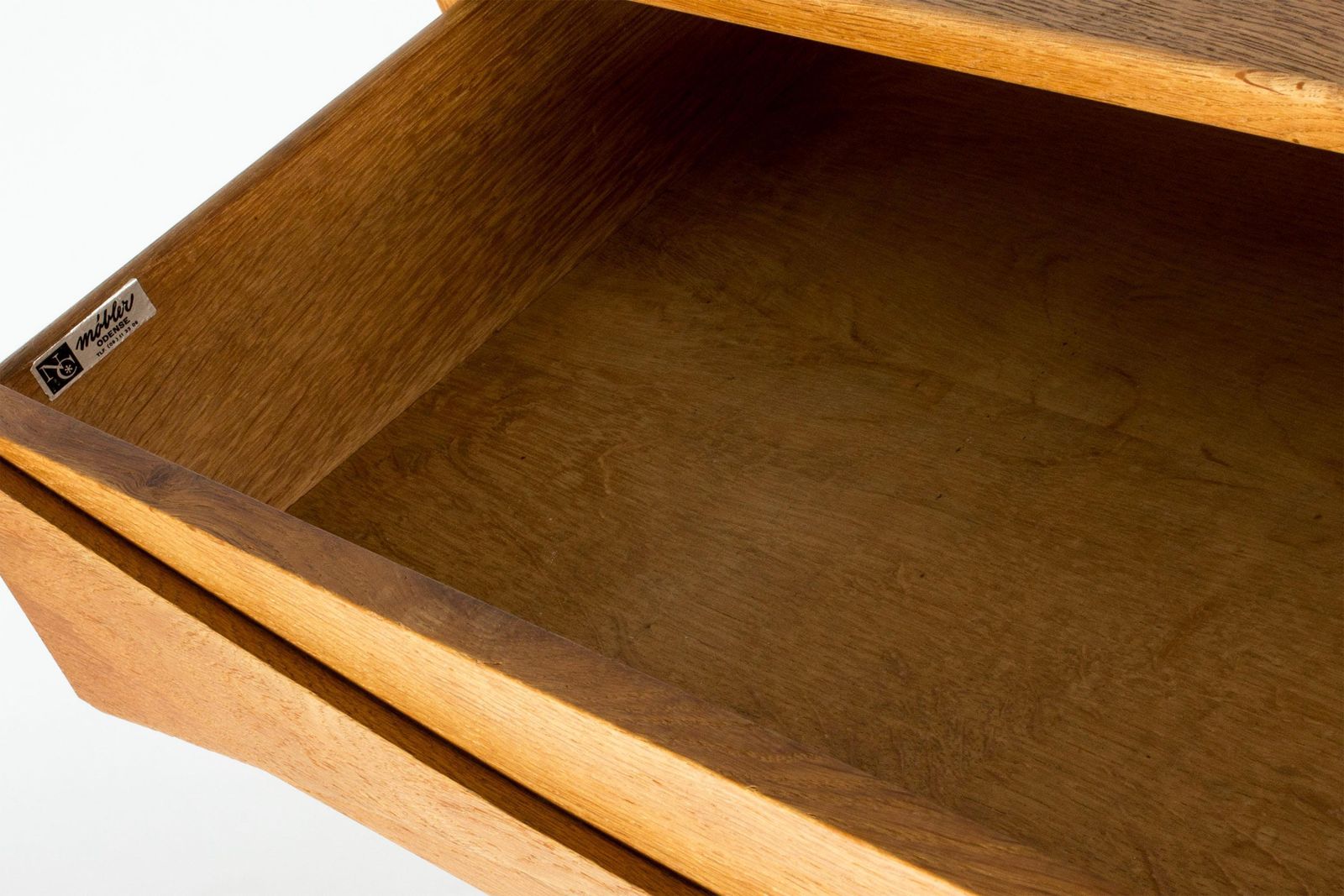 Commode scandinave moderne en chêne, par Niels Clausen, années 1960 photo vintage