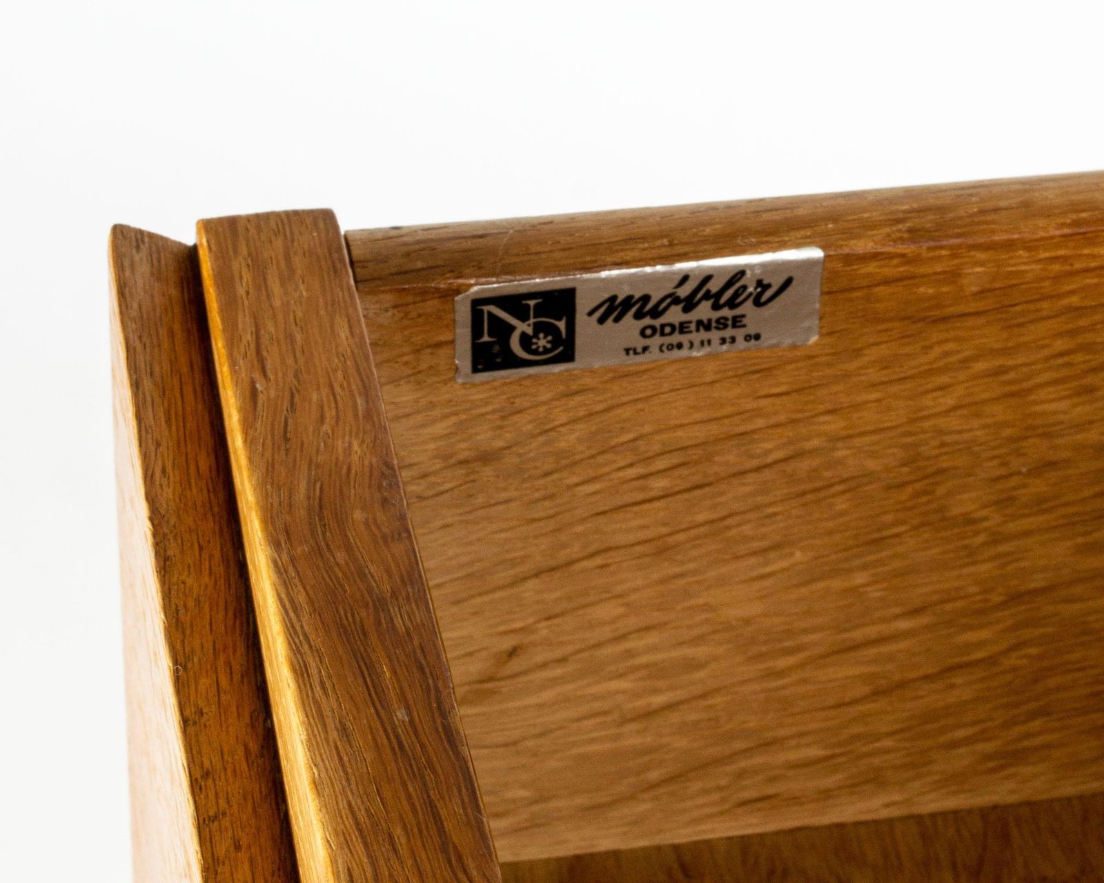 photo furniture Commode scandinave moderne en chêne, par Niels Clausen, années 1960