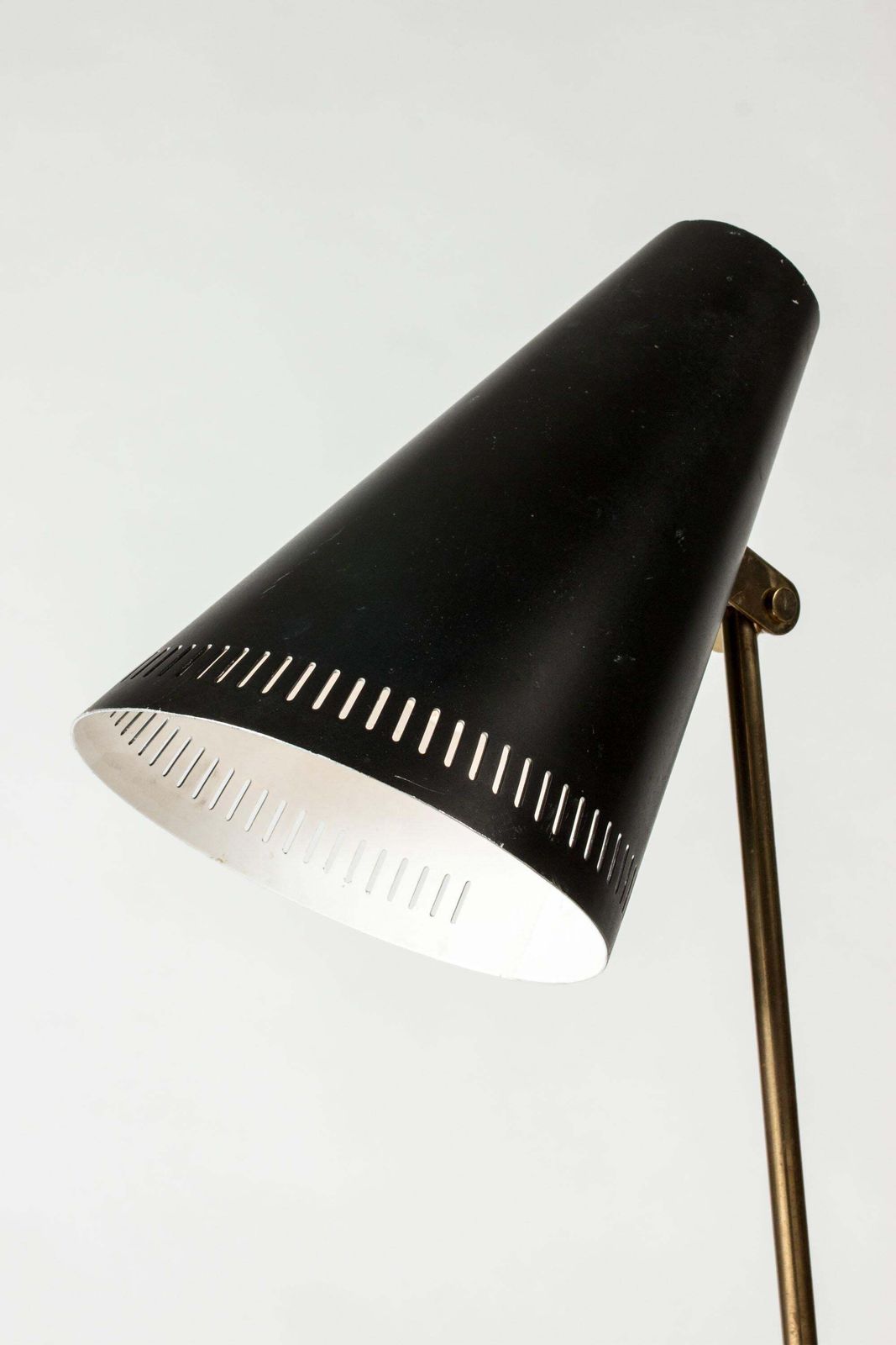 Lampe de table mid-century en laiton et cuir par Mauri Almari, années 1950 photo 3798.0