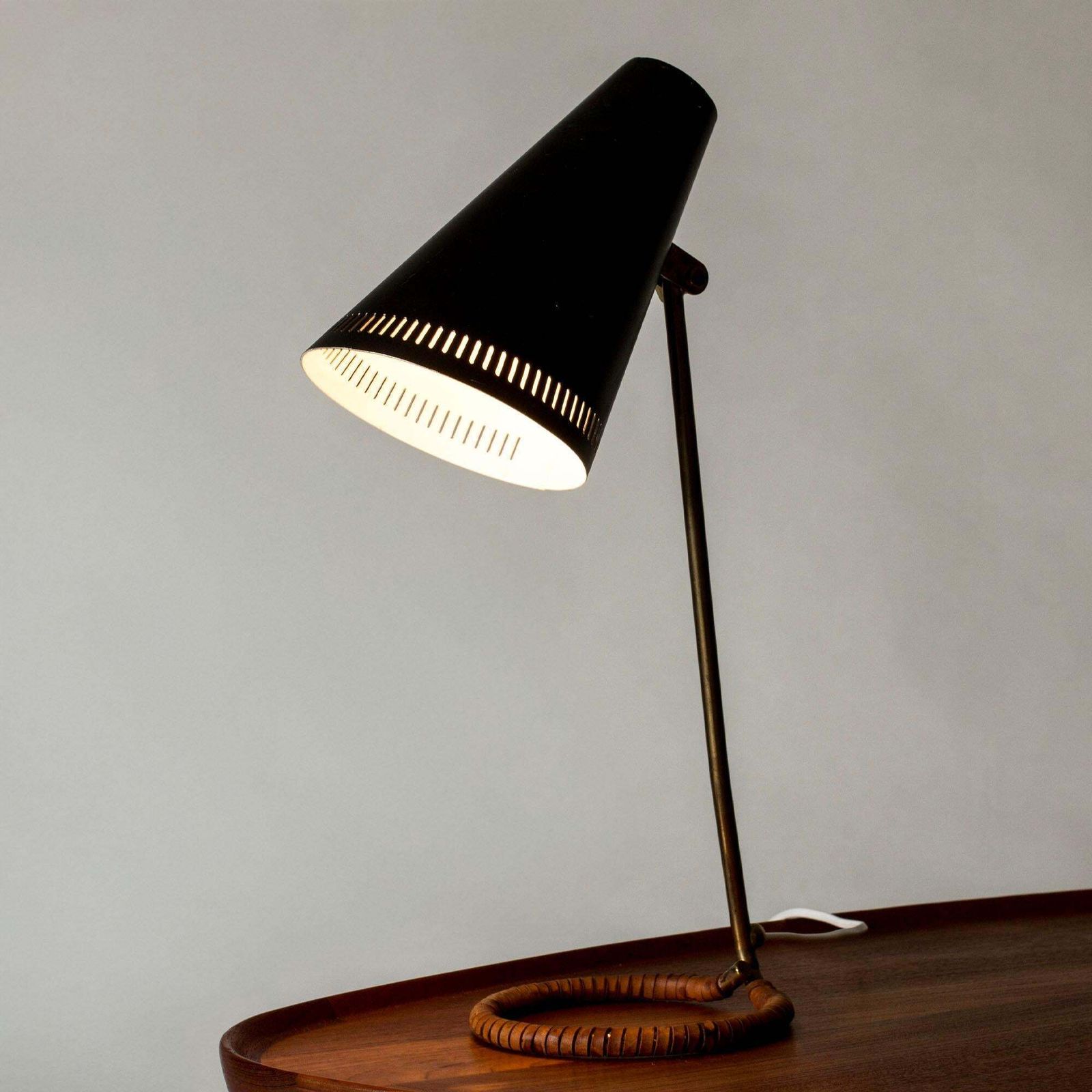 Lampe de table mid-century en laiton et cuir par Mauri Almari, années 1950 photo vintage