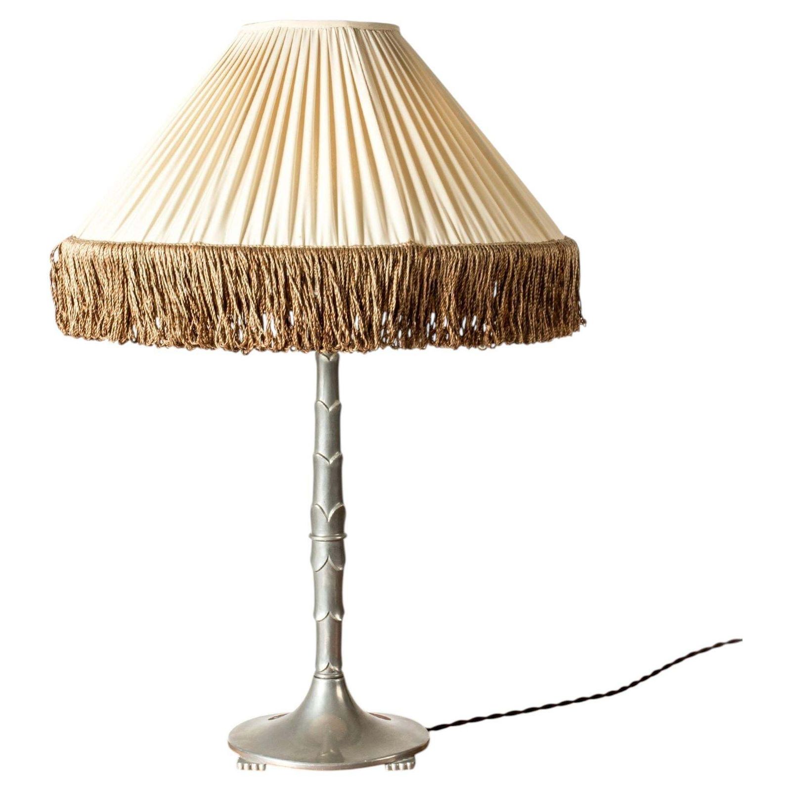 Lampe de table suédoise moderne en étain, décor organique, par Harald Linder, 1931