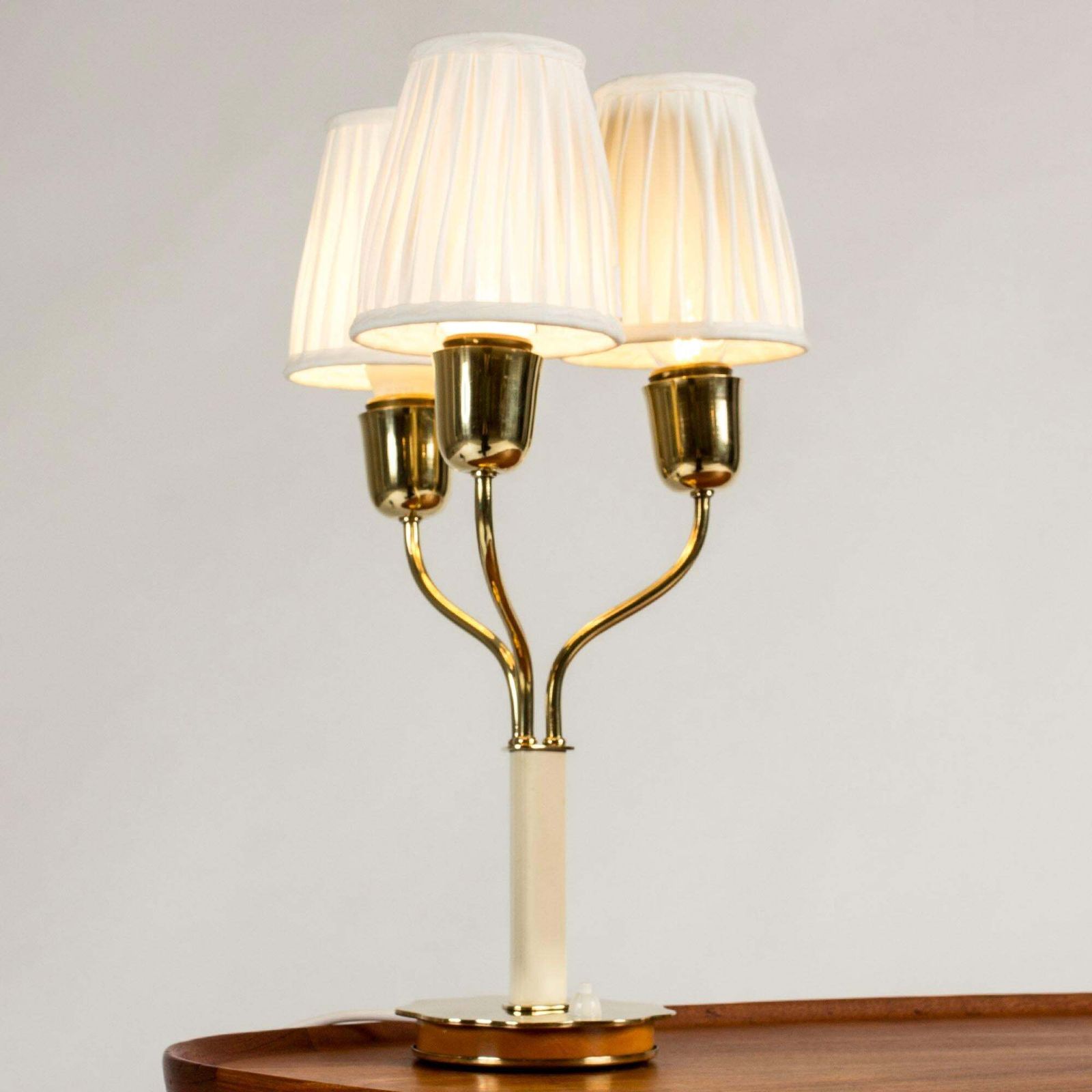 Zweedse Modern tafellamp uit de jaren 1940 van Harald Notini, in messing en hout photo furniture