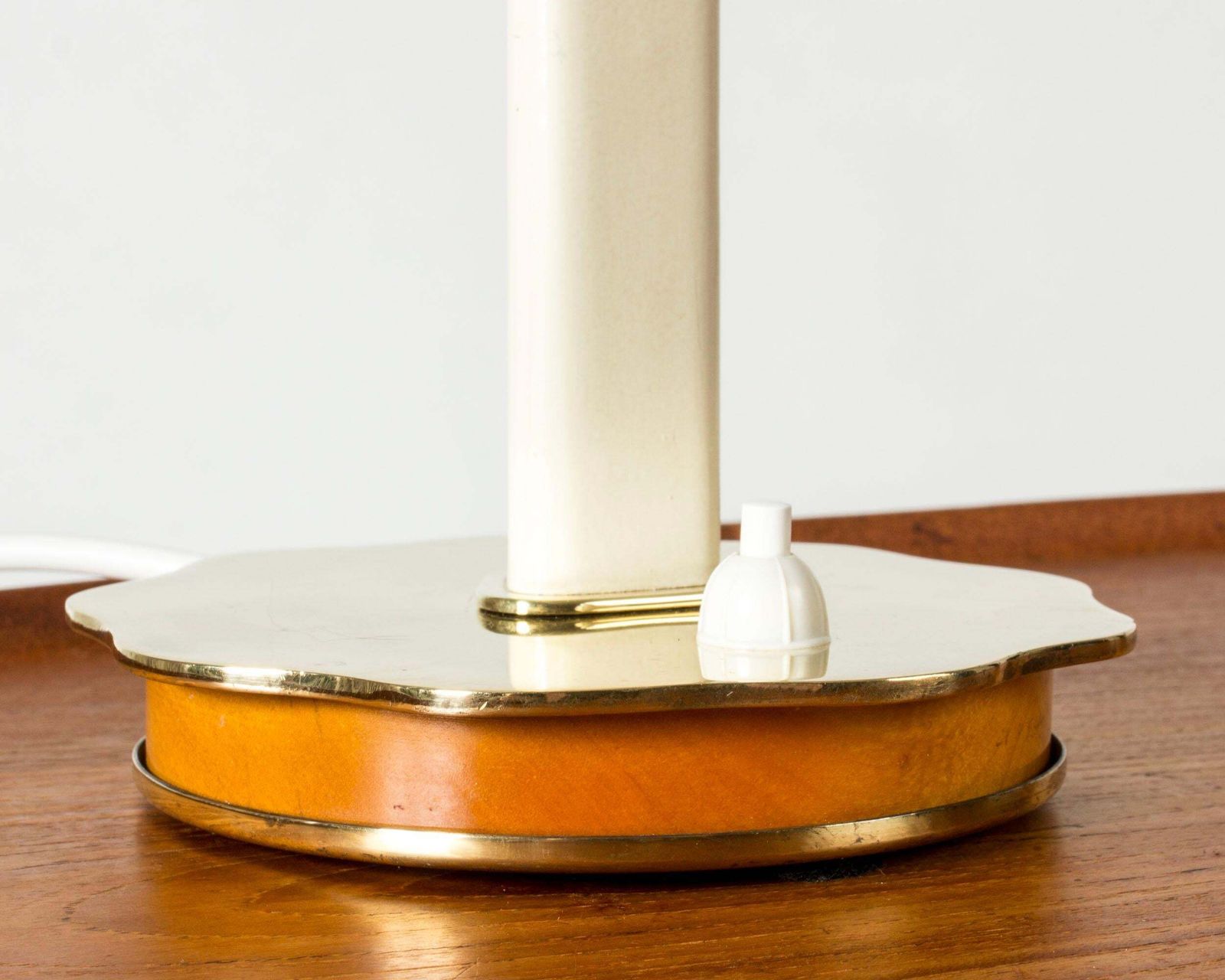 Zweedse Modern tafellamp uit de jaren 1940 van Harald Notini, in messing en hout photo vinterior