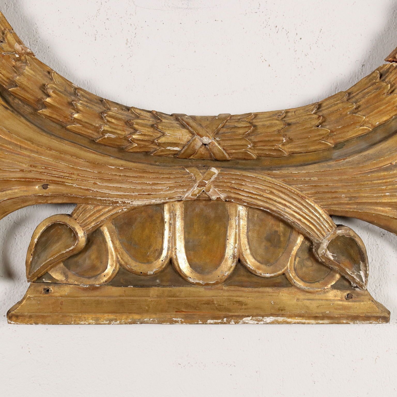 Frise de dessus-de-porte d'époque en bois sculpté et doré, Italie, XIXe siècle photo 1900.0