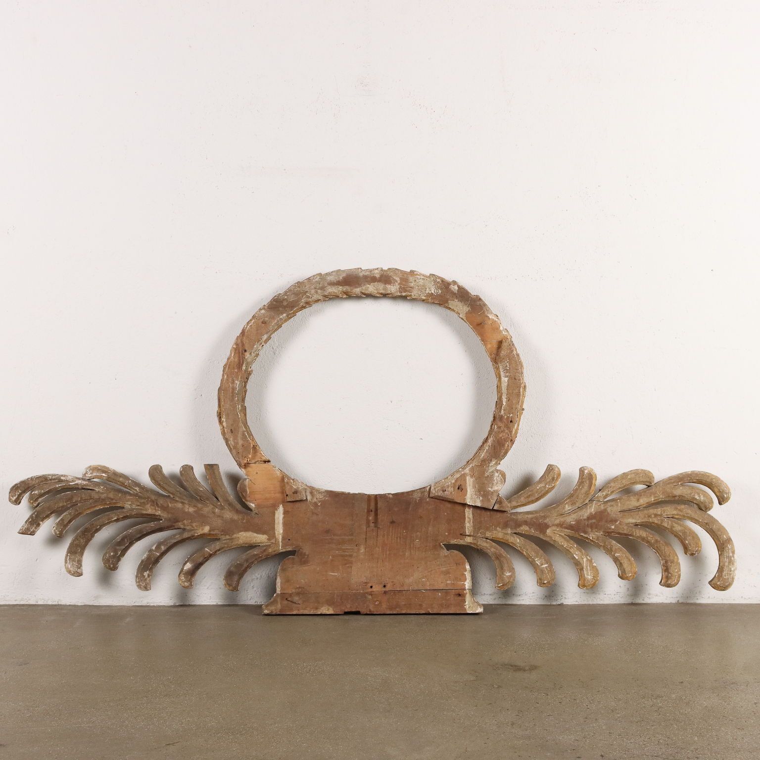 Art Frise de dessus-de-porte d'époque en bois sculpté et doré, Italie, XIXe siècle photo