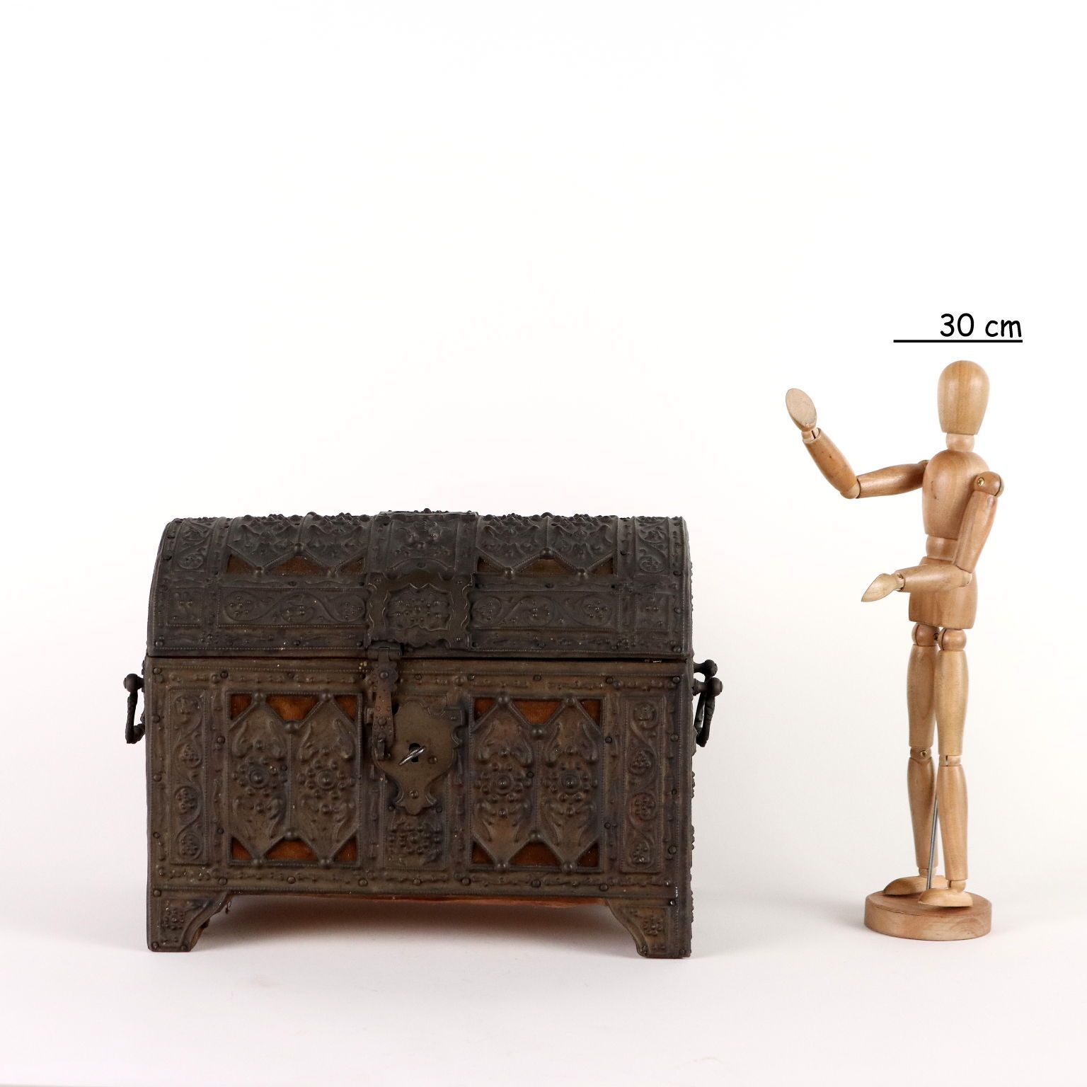 Coffret d'époque en bois, métal repoussé et velours, Italie, XIXe siècle photo furniture