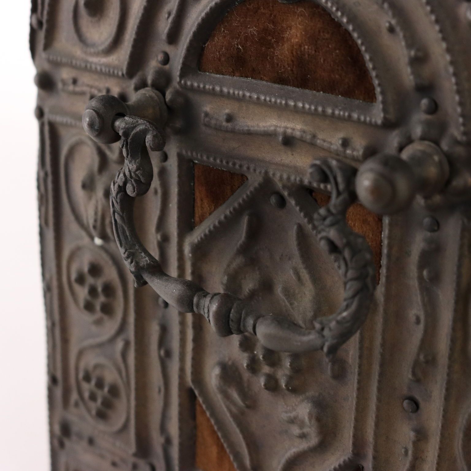 Coffret d'époque en bois, métal repoussé et velours, Italie, XIXe siècle photo buy
