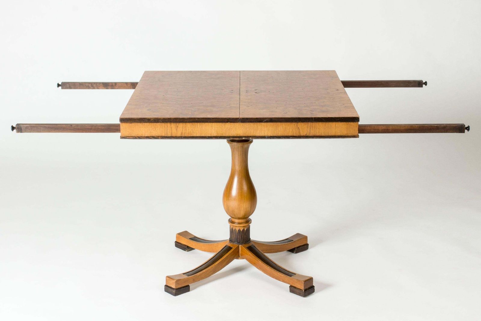 Modernistisch bijzettafeltje van Erik Chambert, Zweden, jaren 1930 photo Meubels