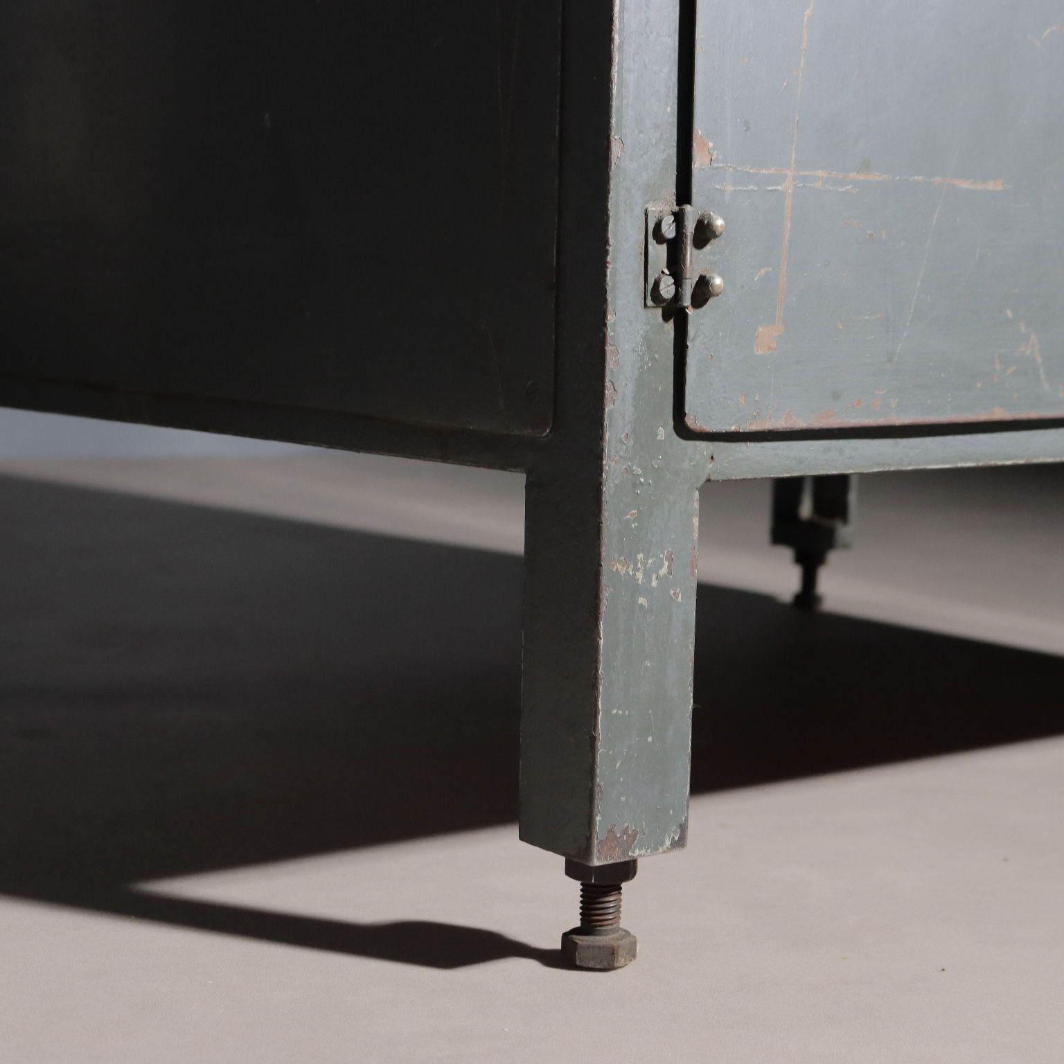 Mobilier Cabinet industriel en bois et métal, Italie, années 1960 photo