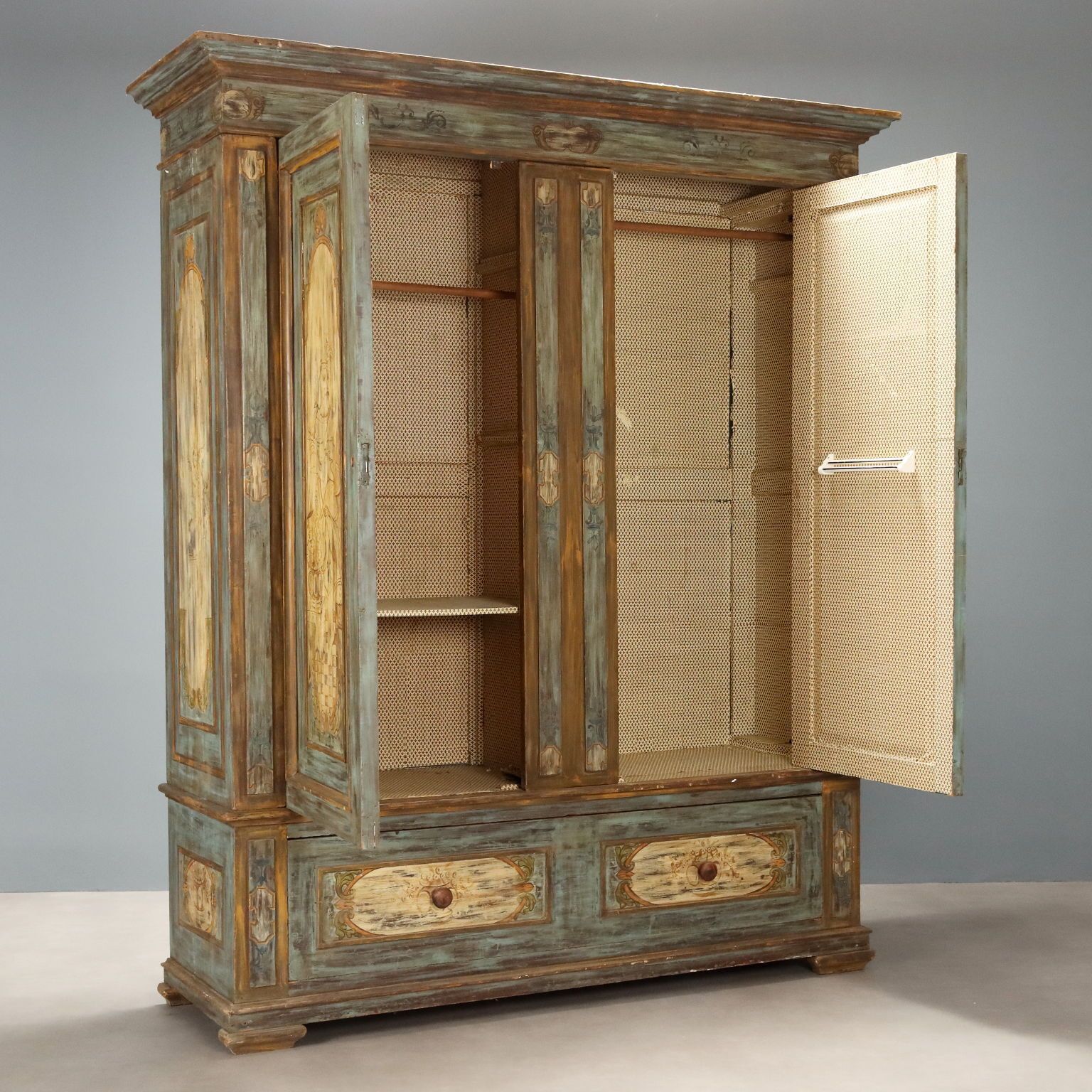 Armoire de style baroque en bois laqué, XIXe siècle photo for sale