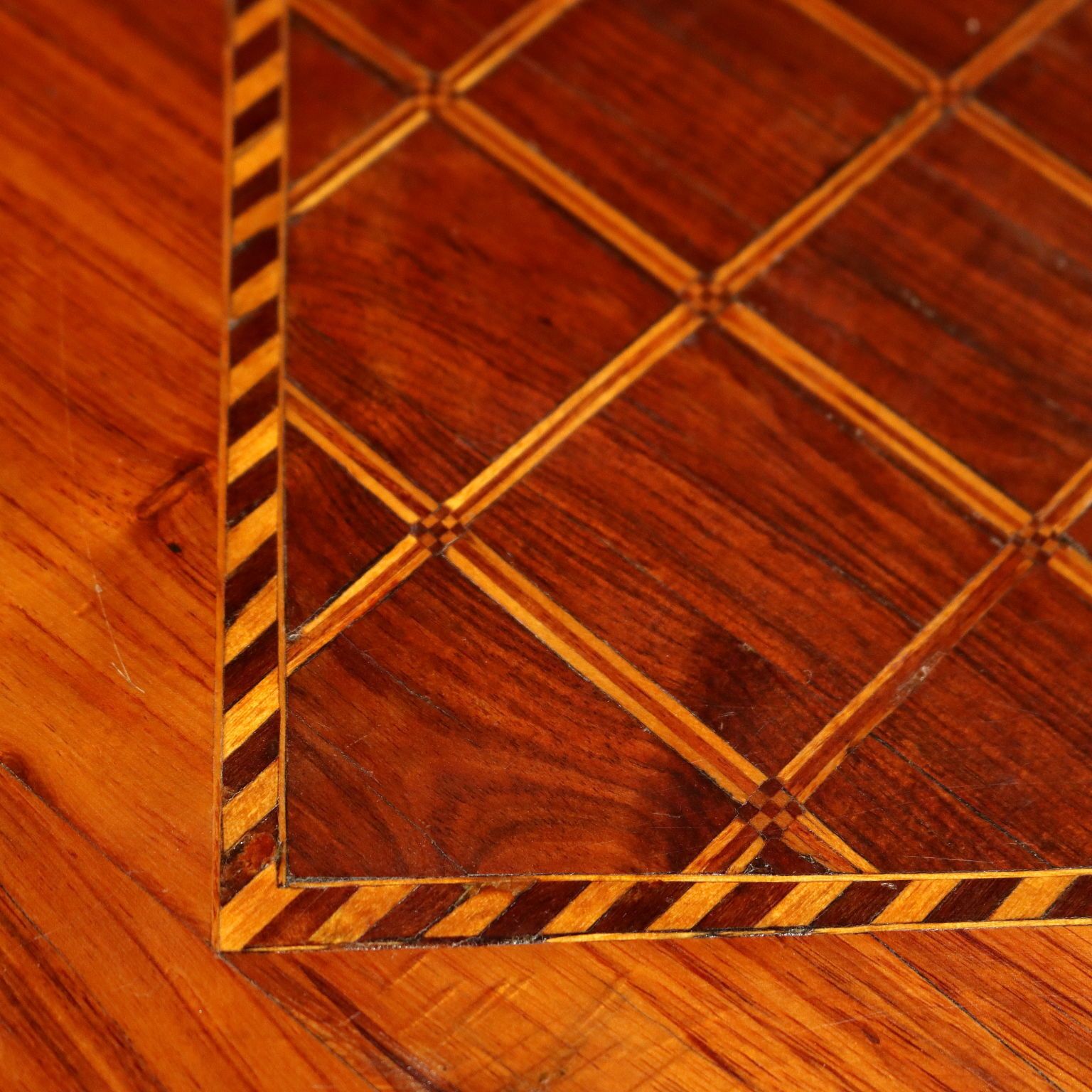 Table de jeu d'époque en essences multiples, Italie, XVIIIe siècle photo vinterior