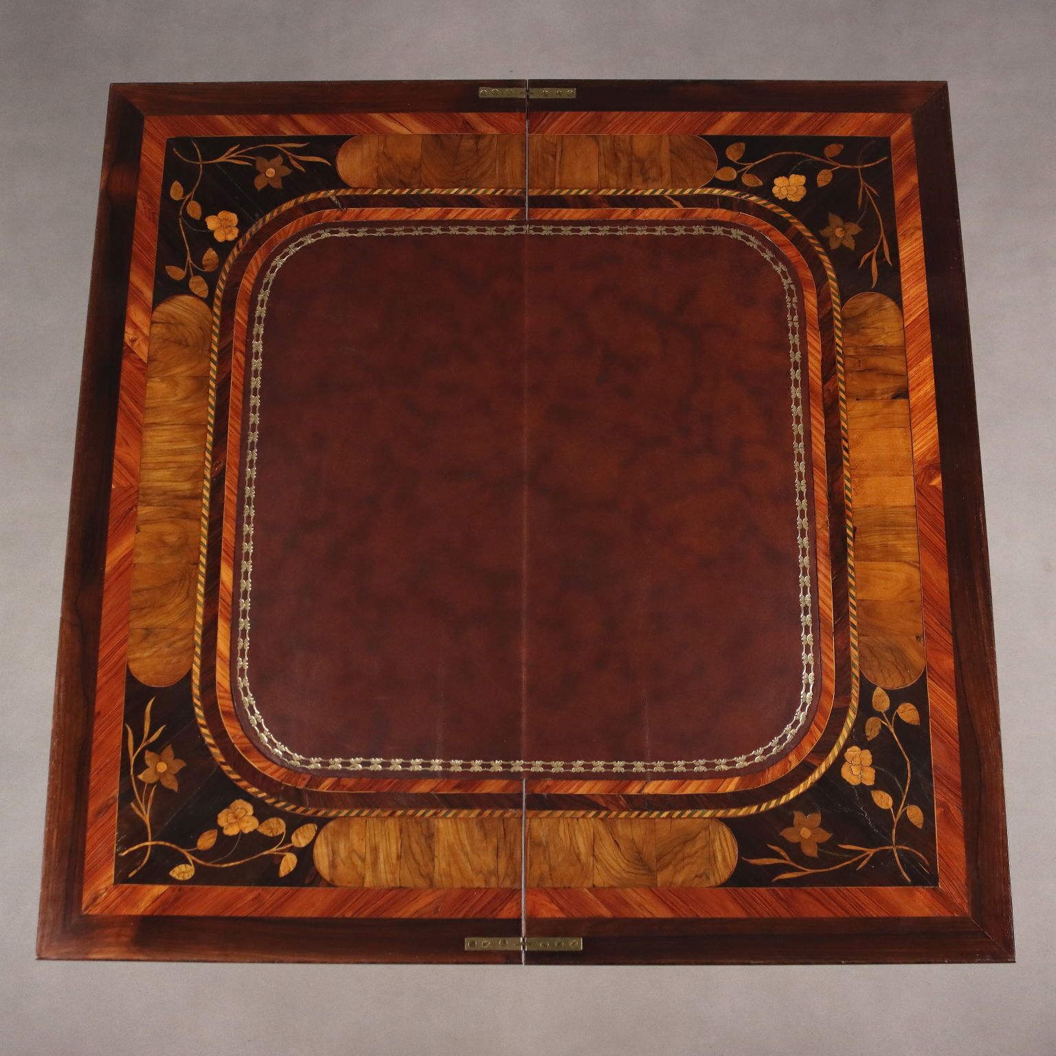 photo for sale Table de jeu d'époque en essences multiples, Italie, XVIIIe siècle