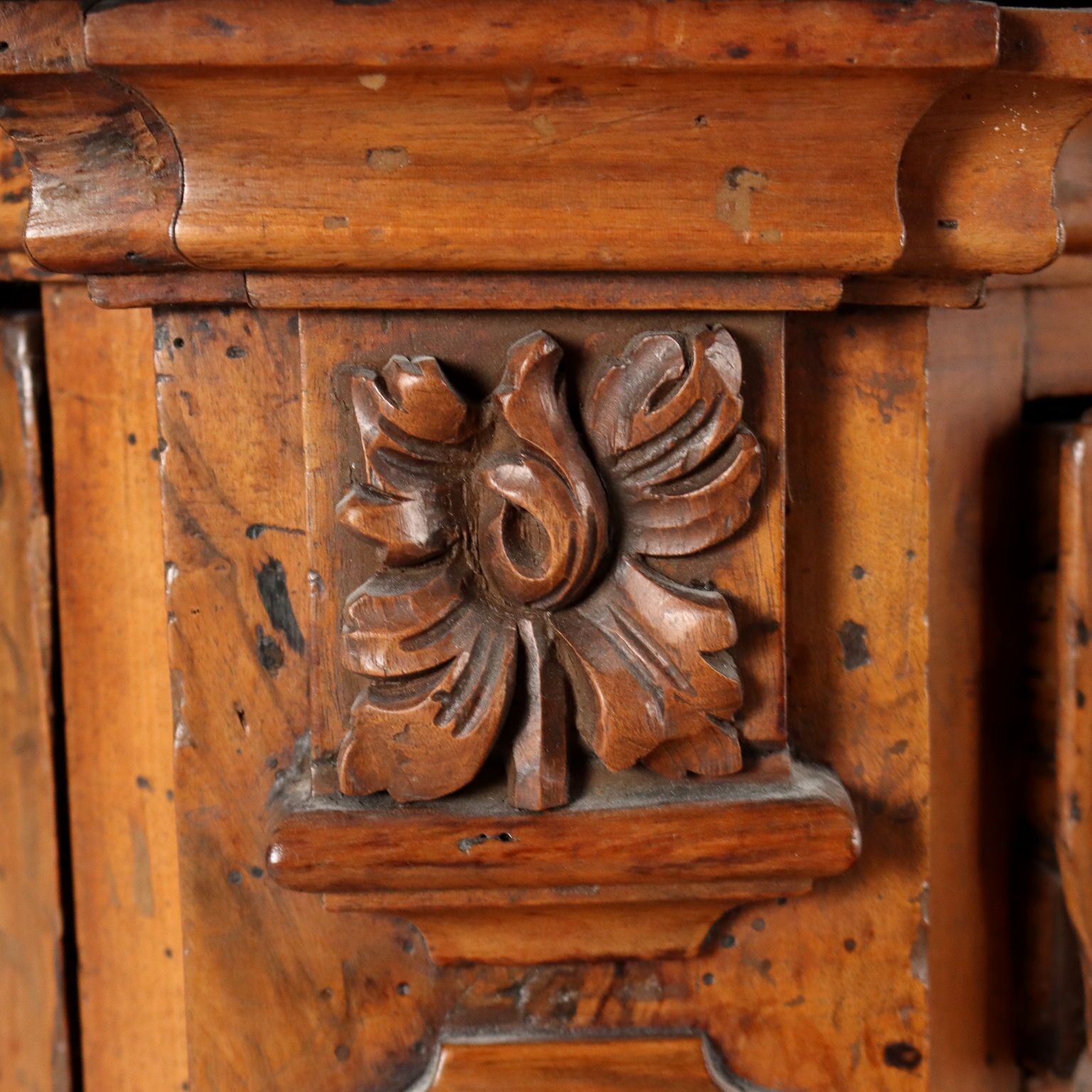 Barok dressoir met geschuinde hoeken in walnoot photo Meubels