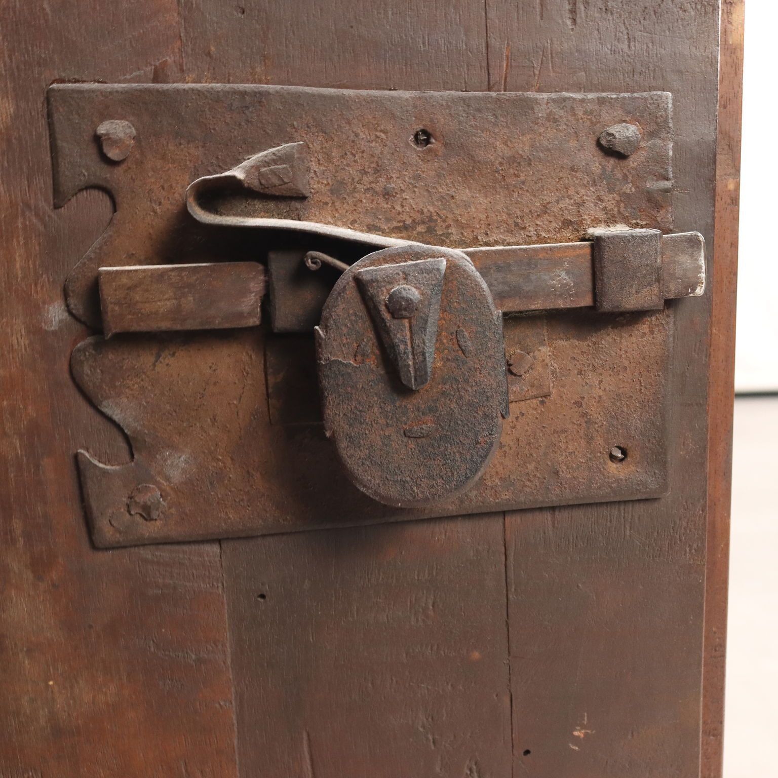 Meubels Barok dressoir met geschuinde hoeken in walnoot photo