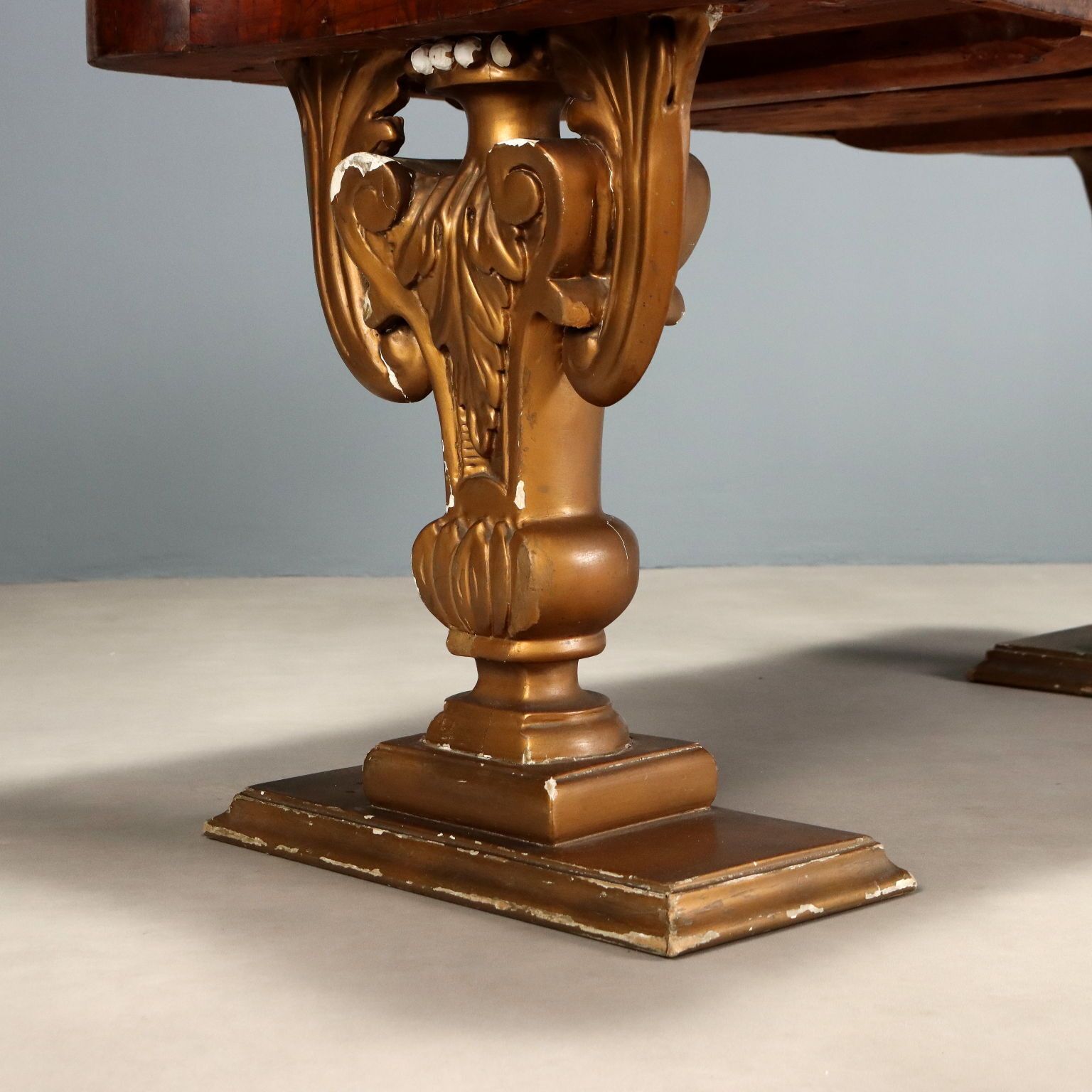 Table basse en bois sculpté   Italie, XXe siècle photo Mobilier