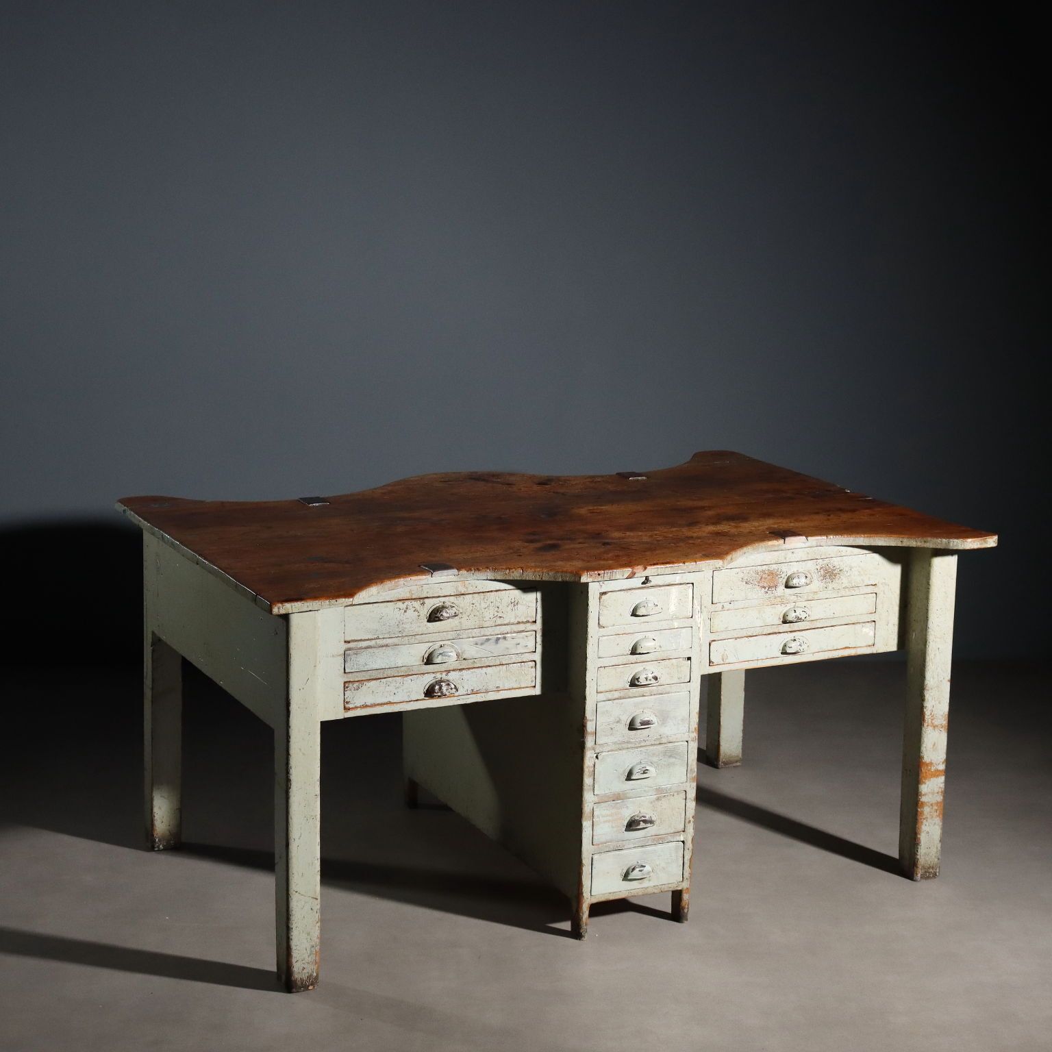 Table industrielle en sapin et orme, design italien, XXe siècle photo for sale