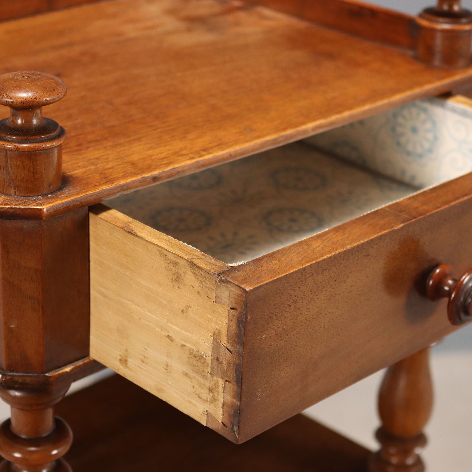 Table de chevet d'époque en noyer, tiroir, Italie, XIXe siècle photo 360.0