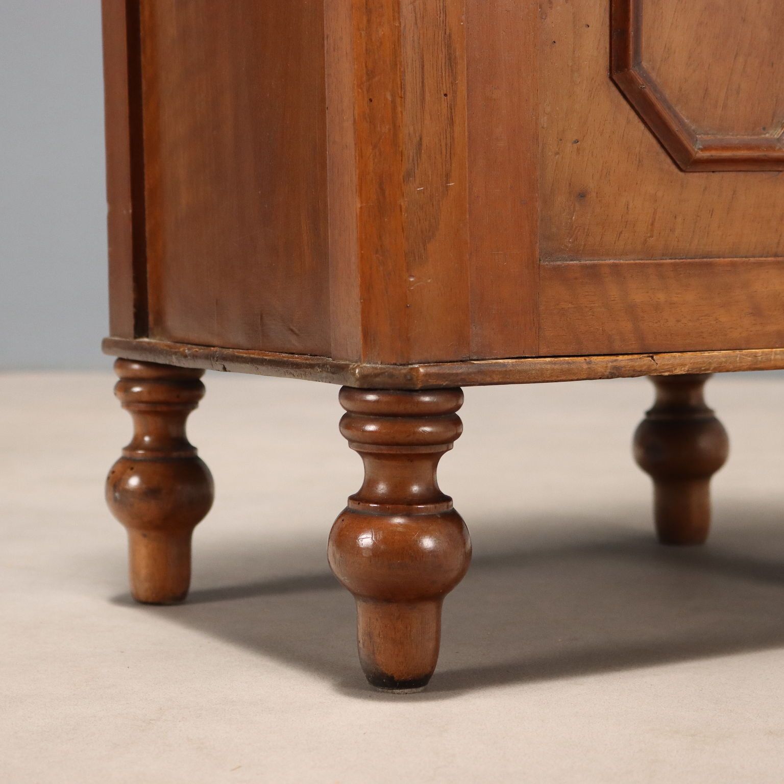 Table de chevet d'époque en noyer, tiroir, Italie, XIXe siècle photo vinterior