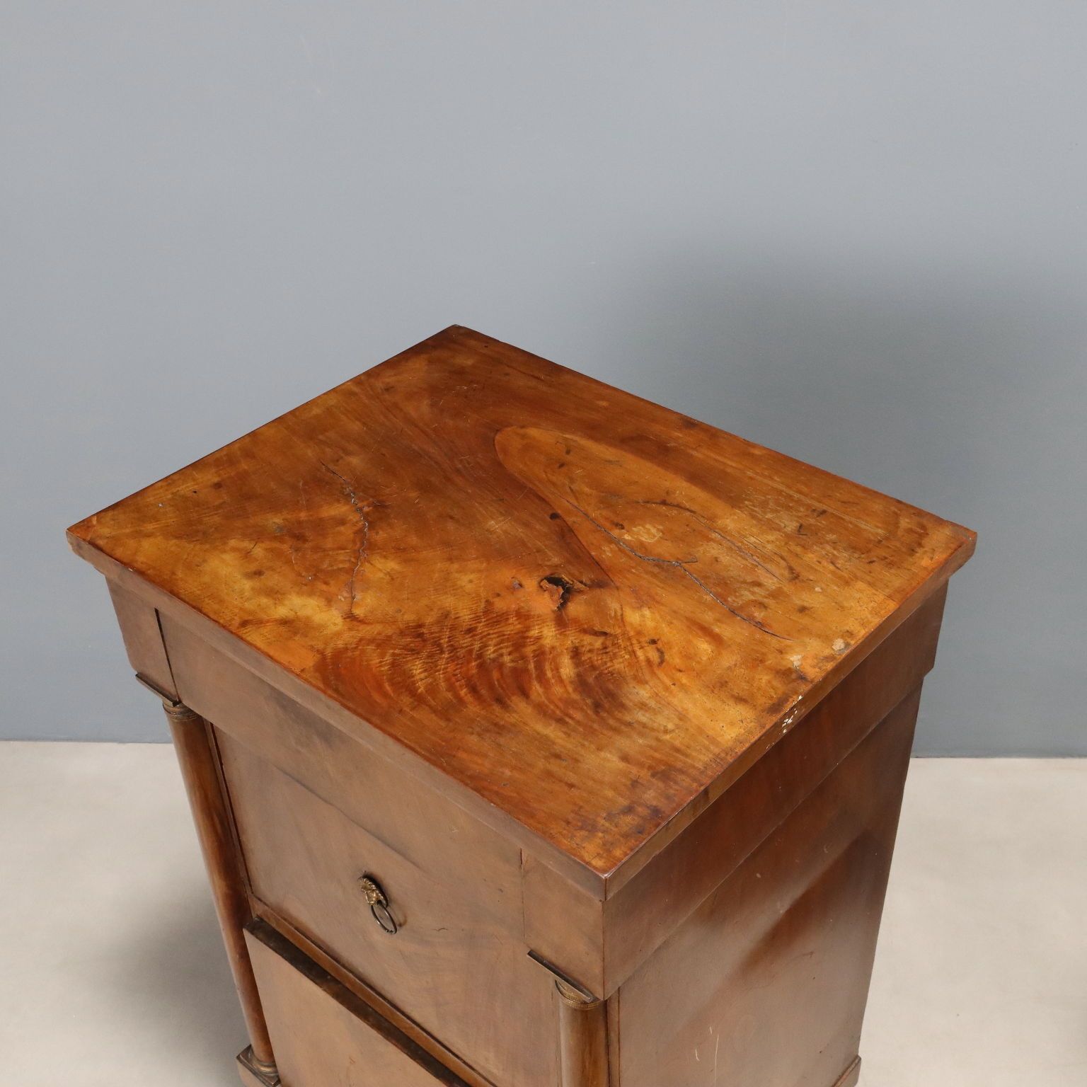 photo furniture Tables de chevet de style Empire en noyer, début du XIXe siècle