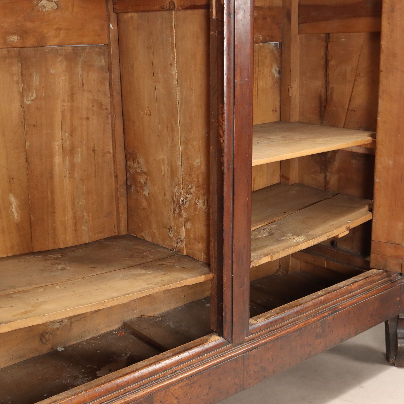 photo furniture Armoire d'époque en noyer et peuplier, Italie, XVIIIe siècle