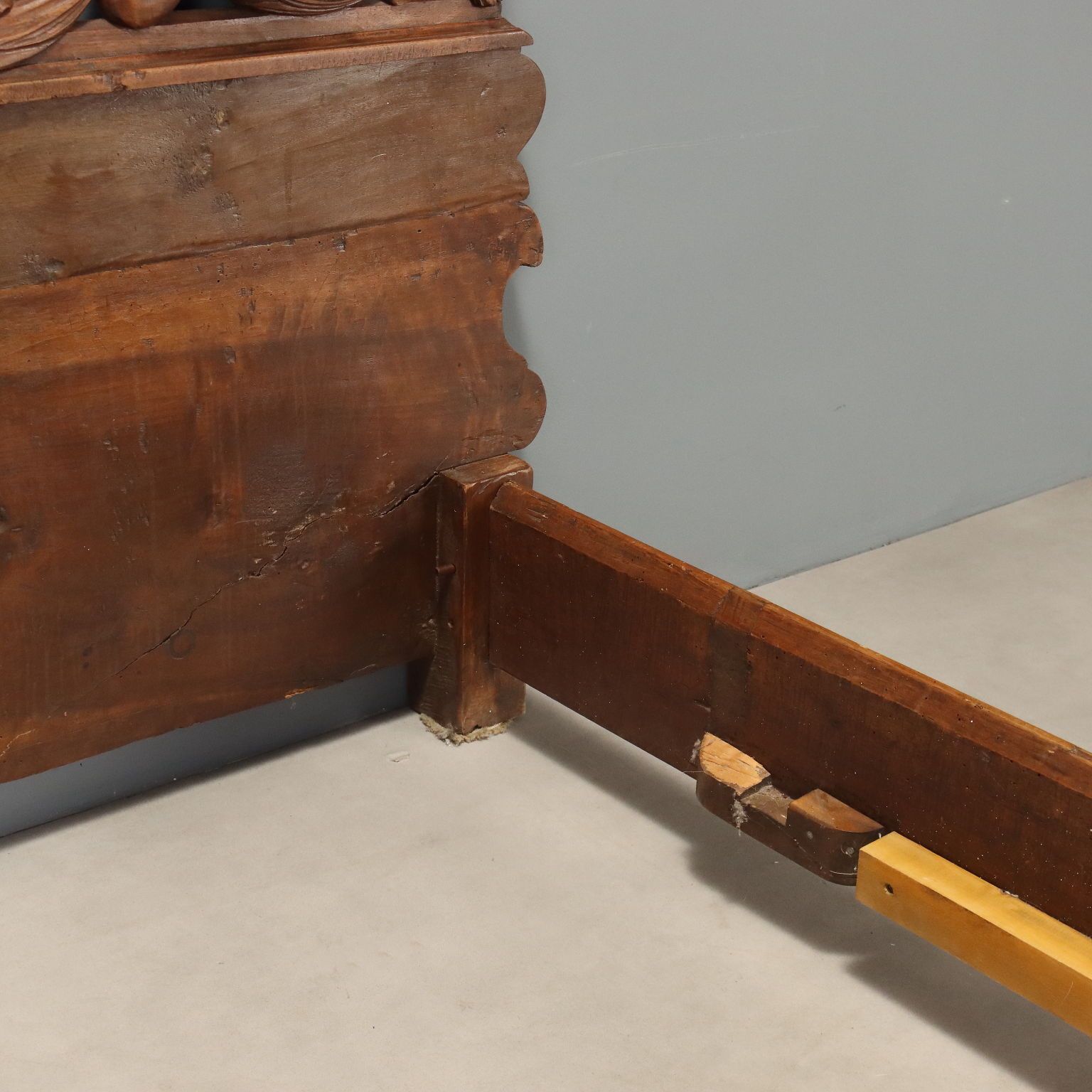 photo furniture Antiek Eenpersoonsbed Walnoot Snijwerk Italië 19e eeuw