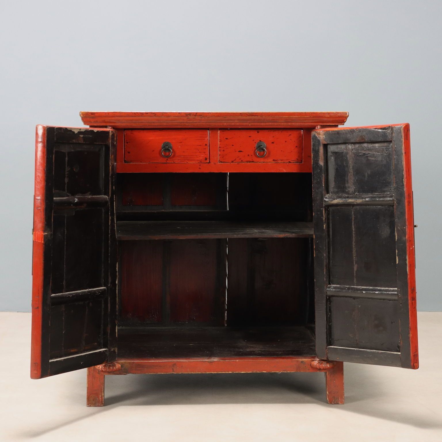 Antieke kast, chinoiserie-stijl, gelakt hout, 20e eeuw photo Meubels