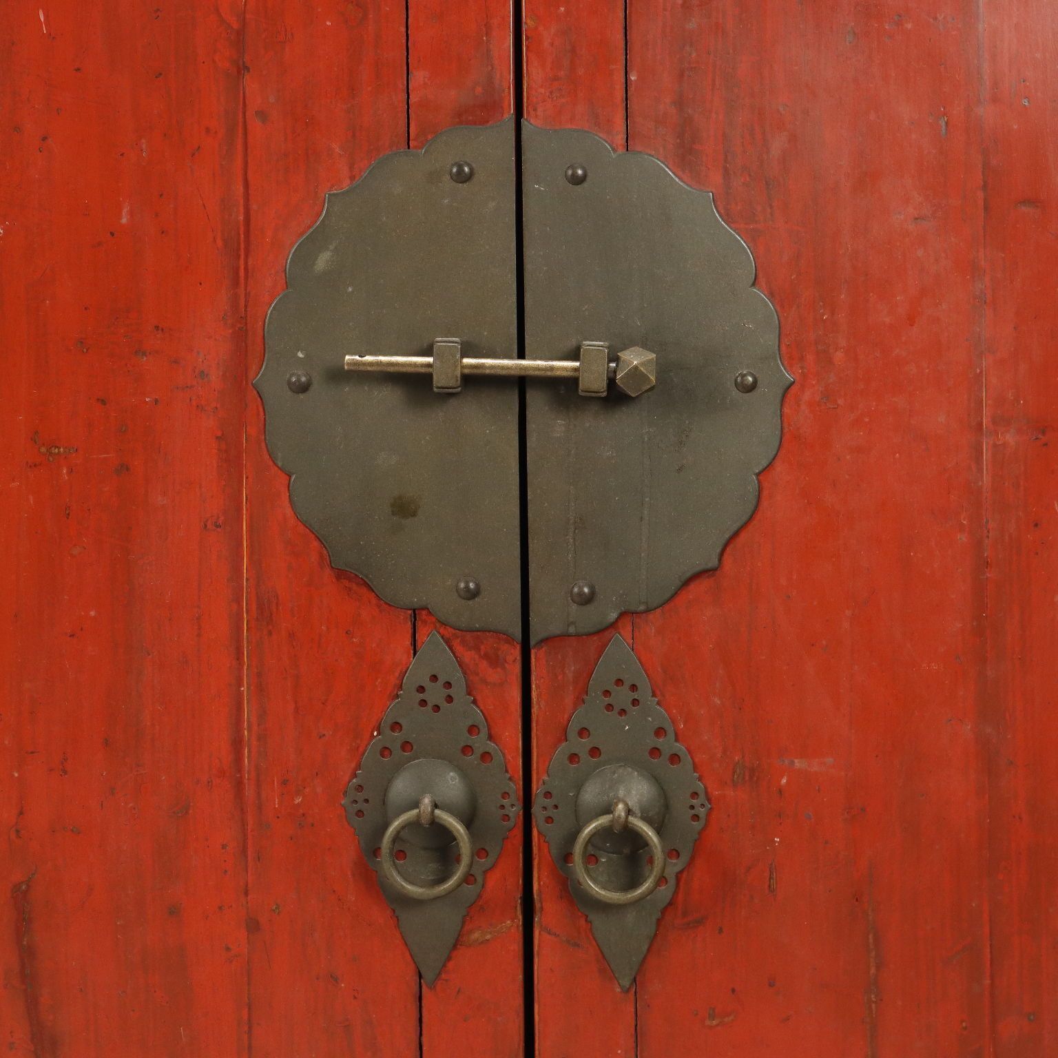 Armoire d'époque de style Chinoiserie en bois laqué, XXe siècle photo buy