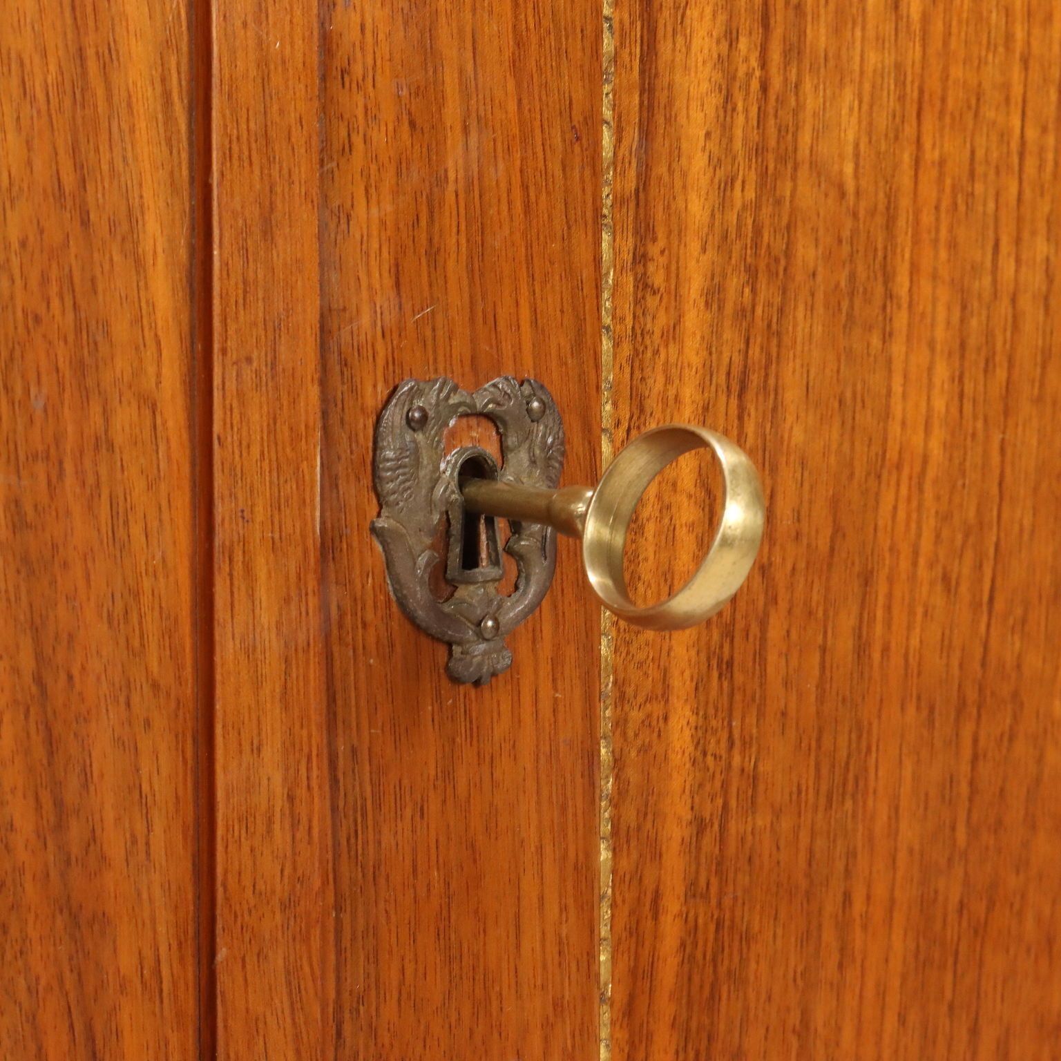 Armoire de style Empire en noyer, 3 portes, XXe siècle photo buy