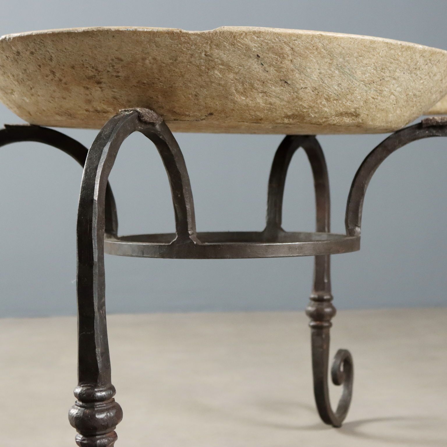 photo furniture Antiek tafeltje smeedijzer marmer Italië begin 20e eeuw