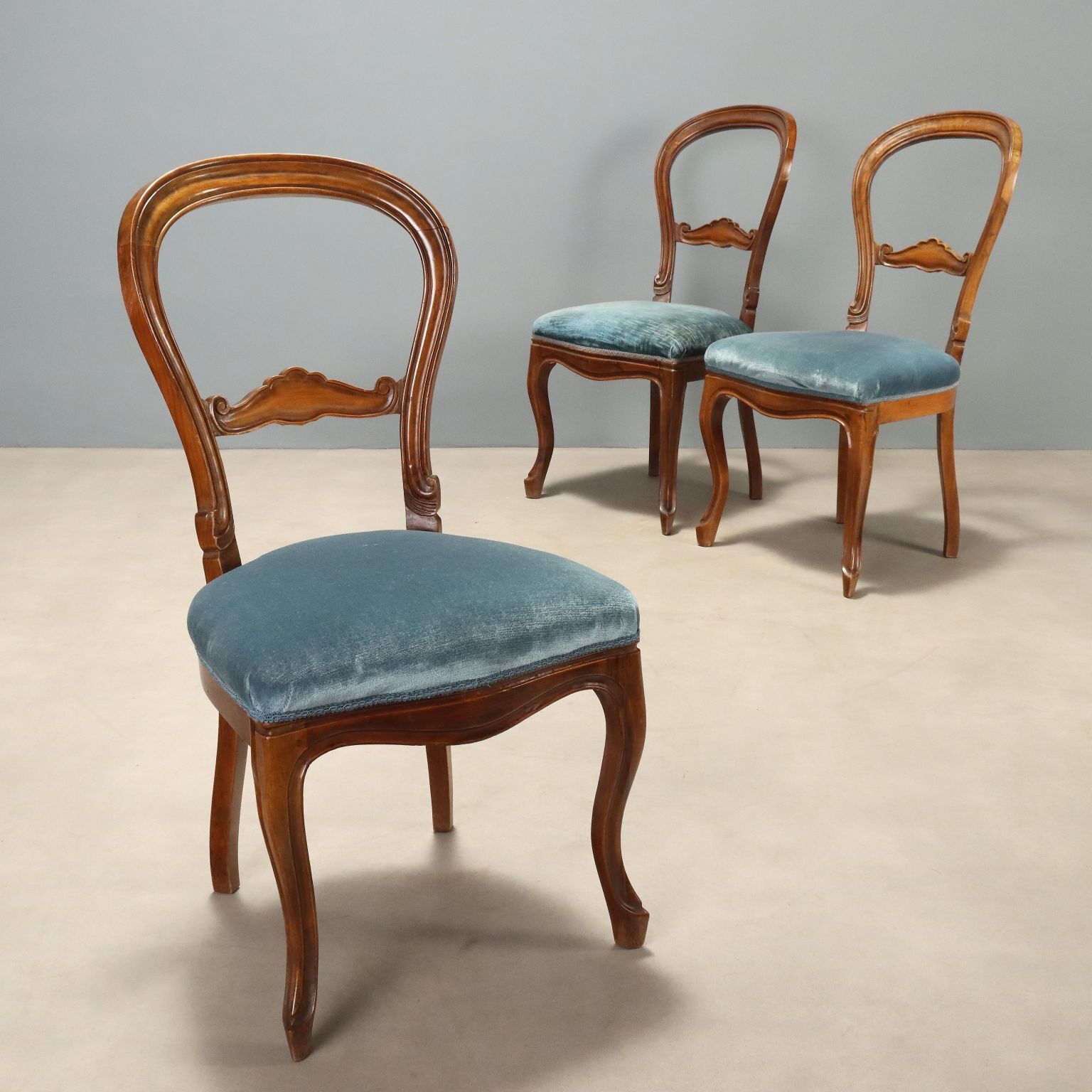Luigi Filippo Stoelen van Walnoot met Blauwe Fluwelen Bekleding