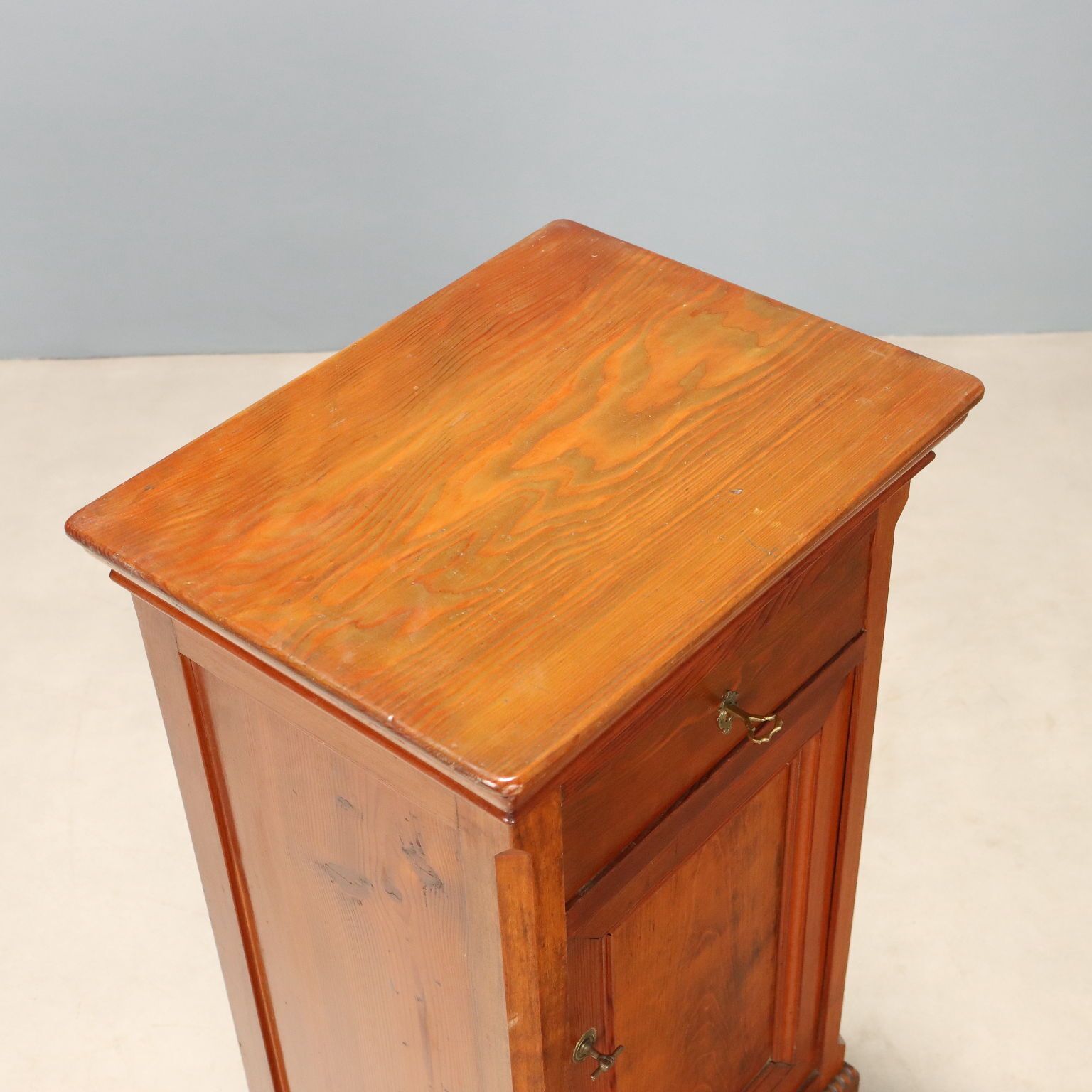 photo furniture Larikshouten nachtkastje, Italië, eind 19e eeuw