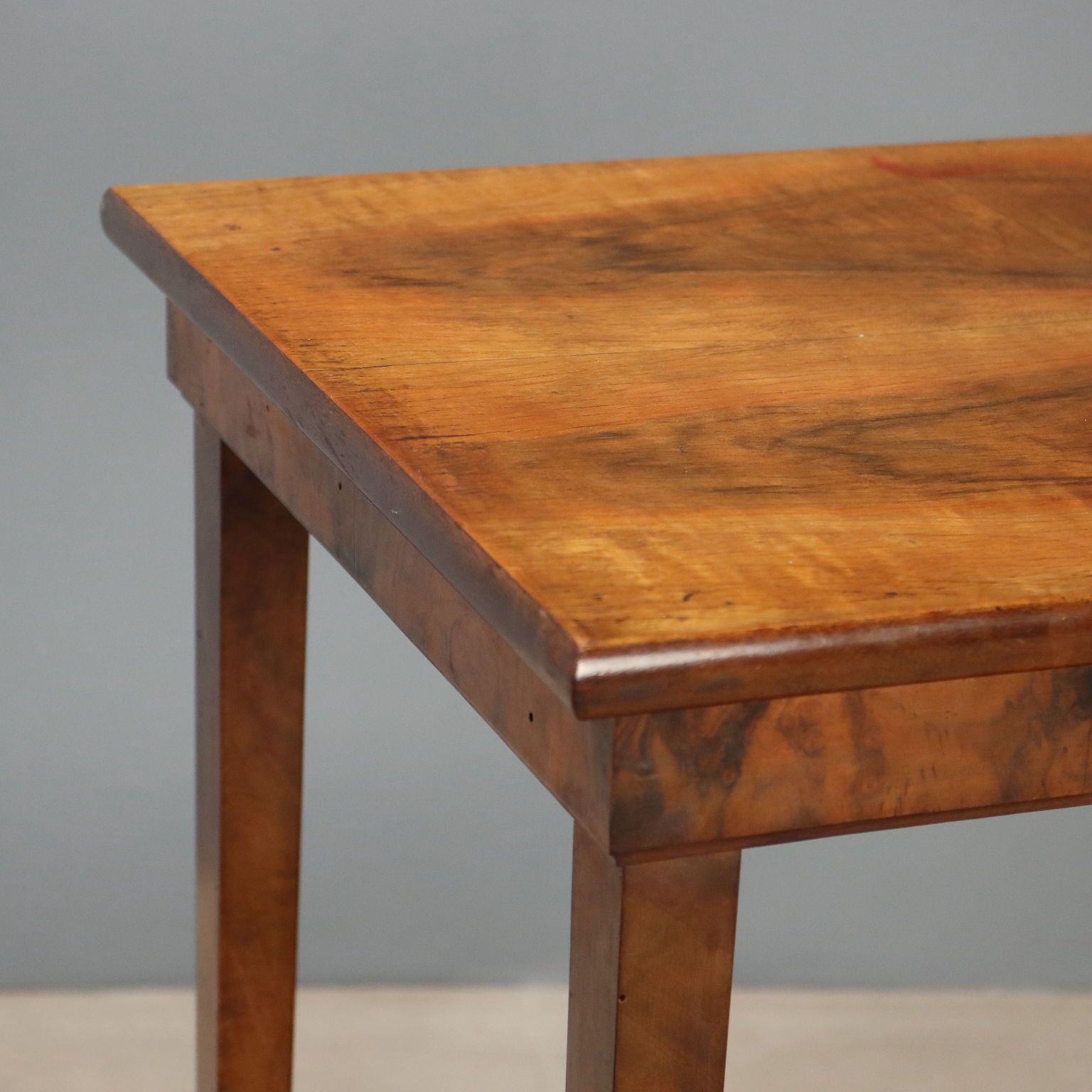 Table basse en noyer et acajou   Italie, début du XXe siècle photo for sale