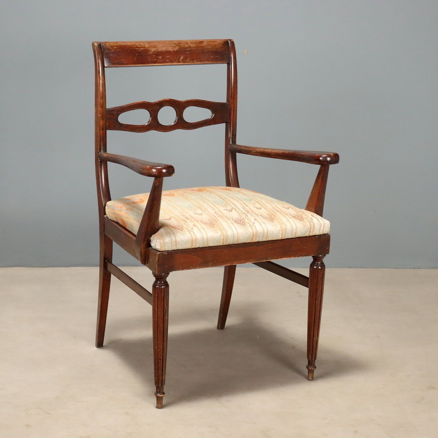 Petit fauteuil en hêtre teinté acajou