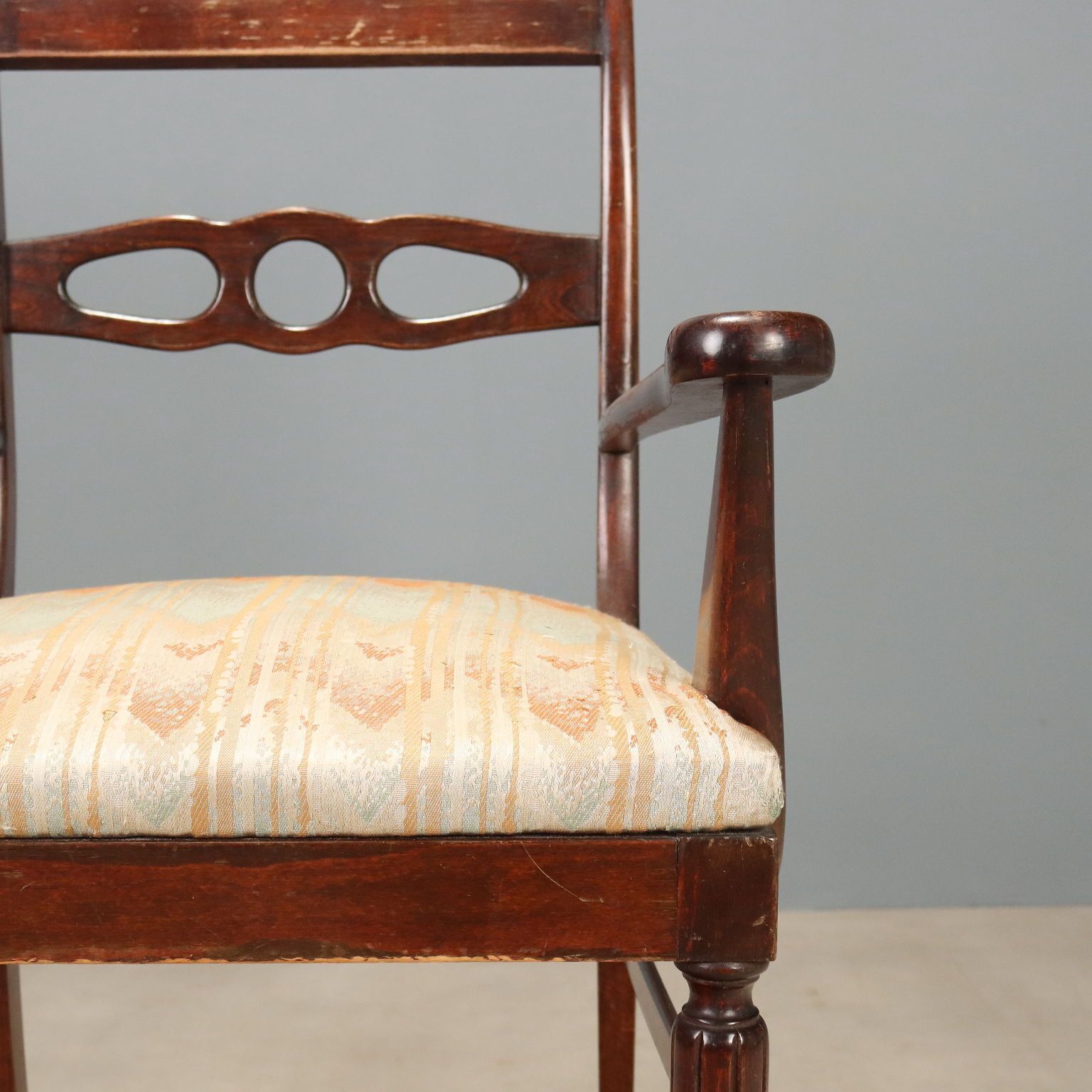 Petit fauteuil en hêtre teinté acajou photo 350.0