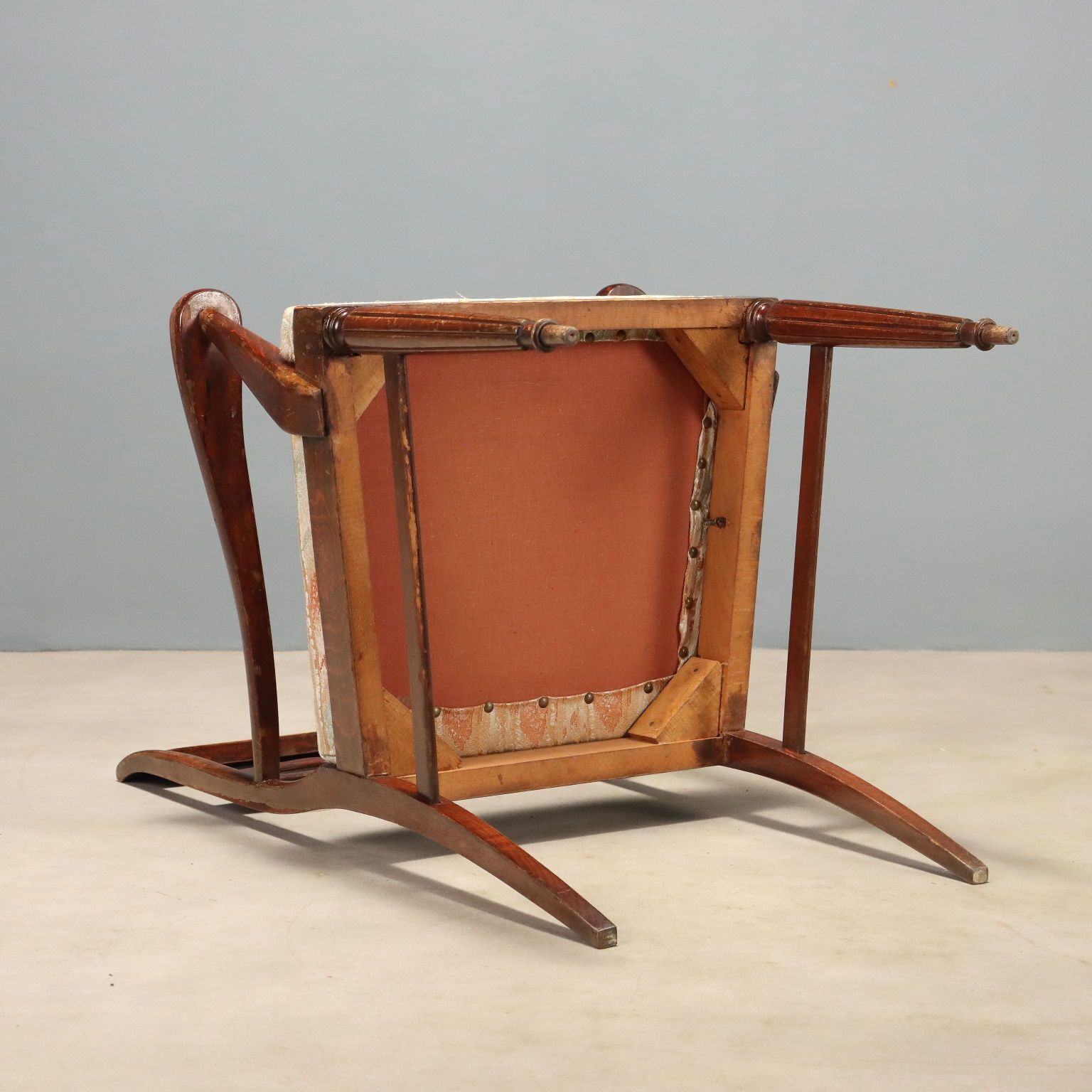 photo furniture Petit fauteuil en hêtre teinté acajou