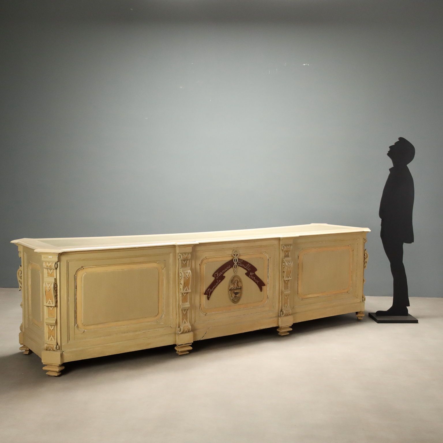 Comptoir de pharmacie d'époque en noyer laqué, Italie, fin du XIXe siècle photo furniture