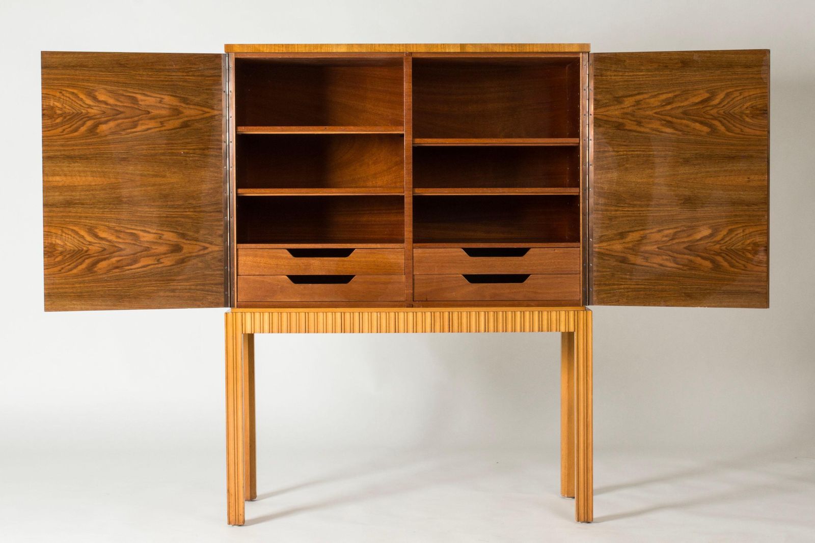 Cabinet mid-century modern Mjölby Intarsia en acajou, par Erik Matsson, Suède, années 1940 photo vinterior