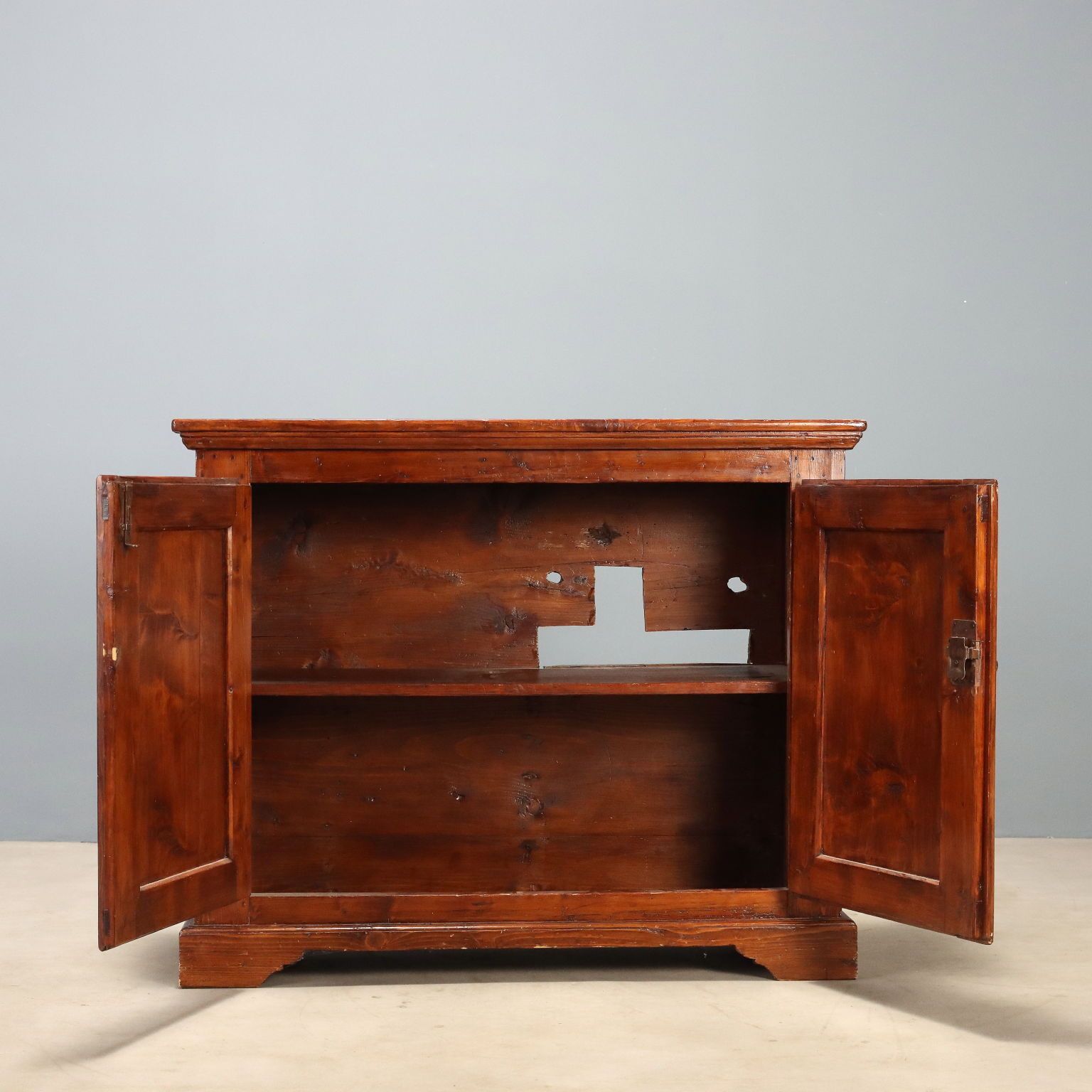 Armoire d'époque en sapin à panneaux, Italie, milieu du XIXe siècle photo for sale