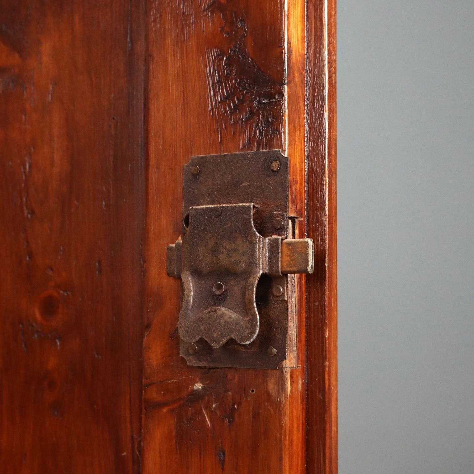 Armoire d'époque en sapin à panneaux, Italie, milieu du XIXe siècle photo vinterior