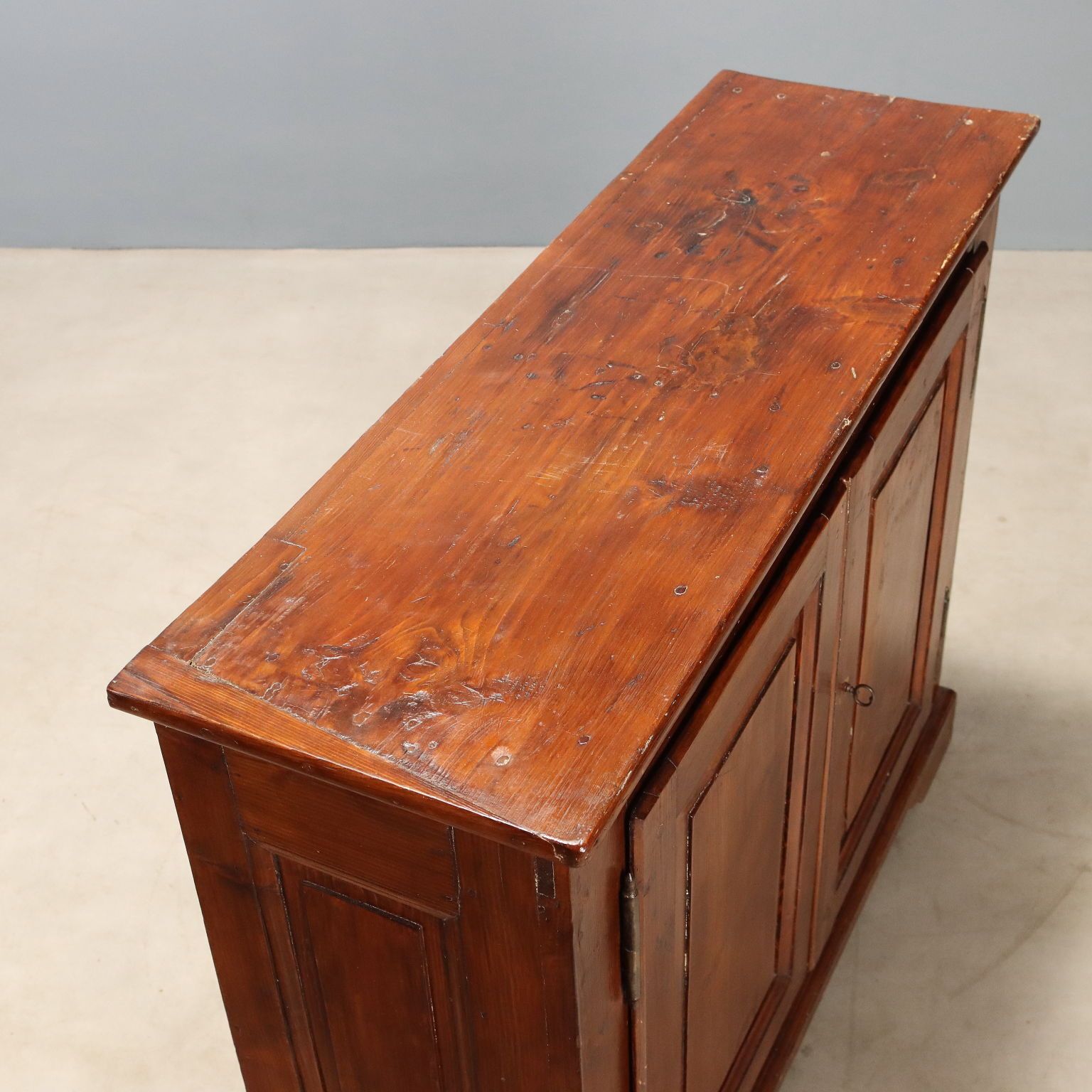 Armoire d'époque en sapin à panneaux, Italie, milieu du XIXe siècle photo vintage