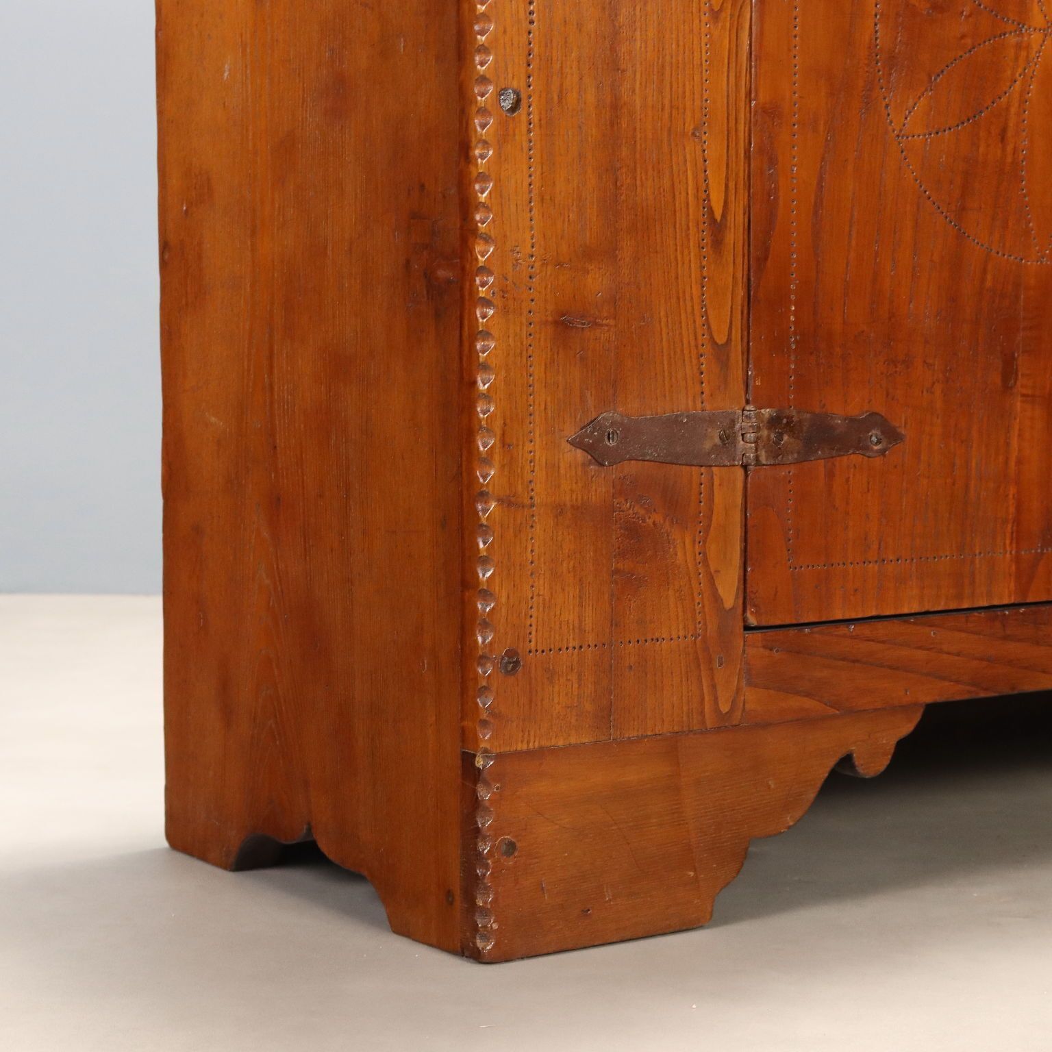 photo furniture Buffet en châtaignier, Trentino-Alto Adige