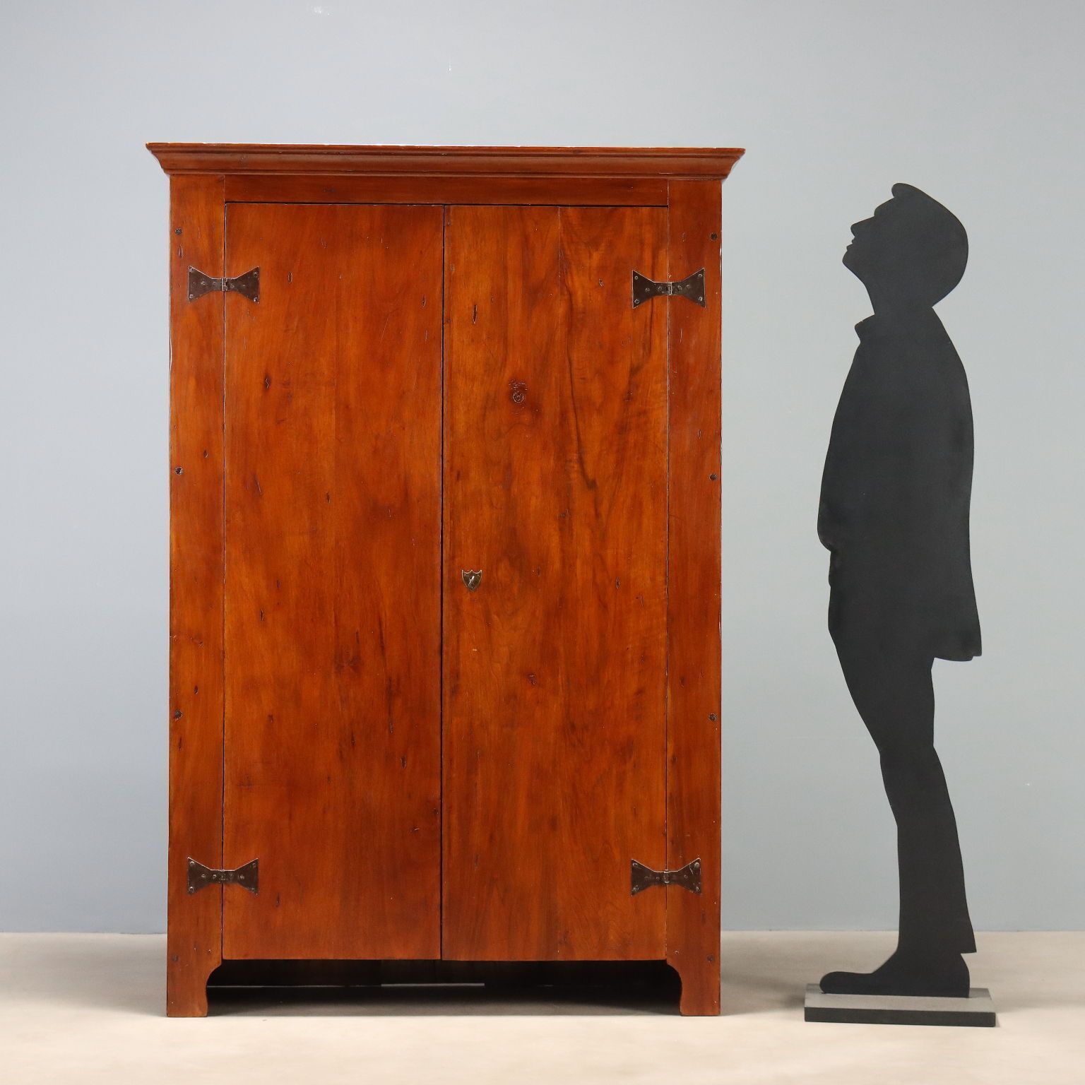 Traditionele Kledingkast met Zichtbaar Beslag photo furniture