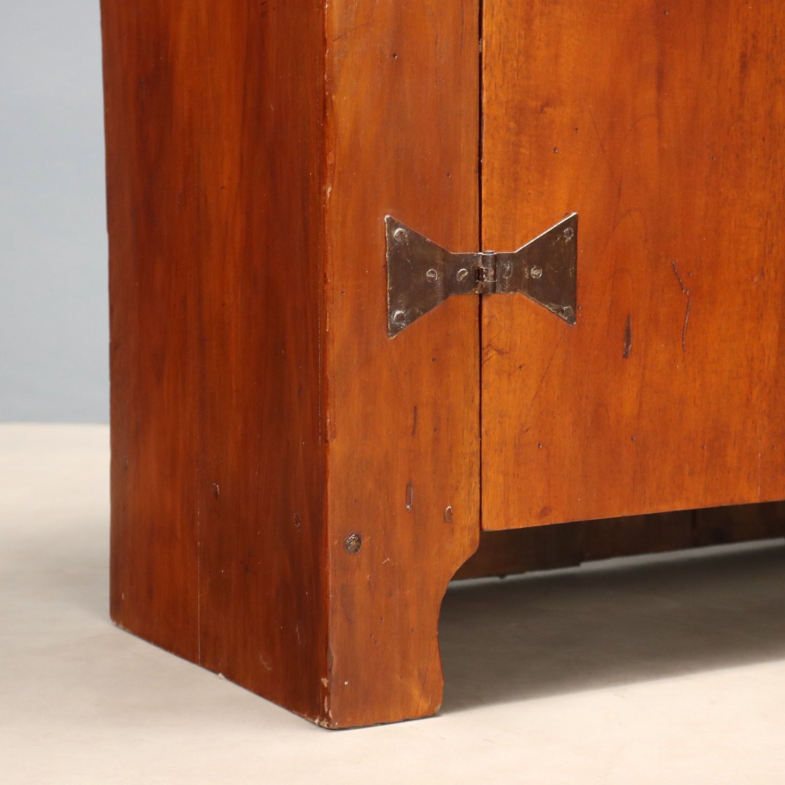 photo furniture Traditional Style Wardrobe With Exposed Hardware