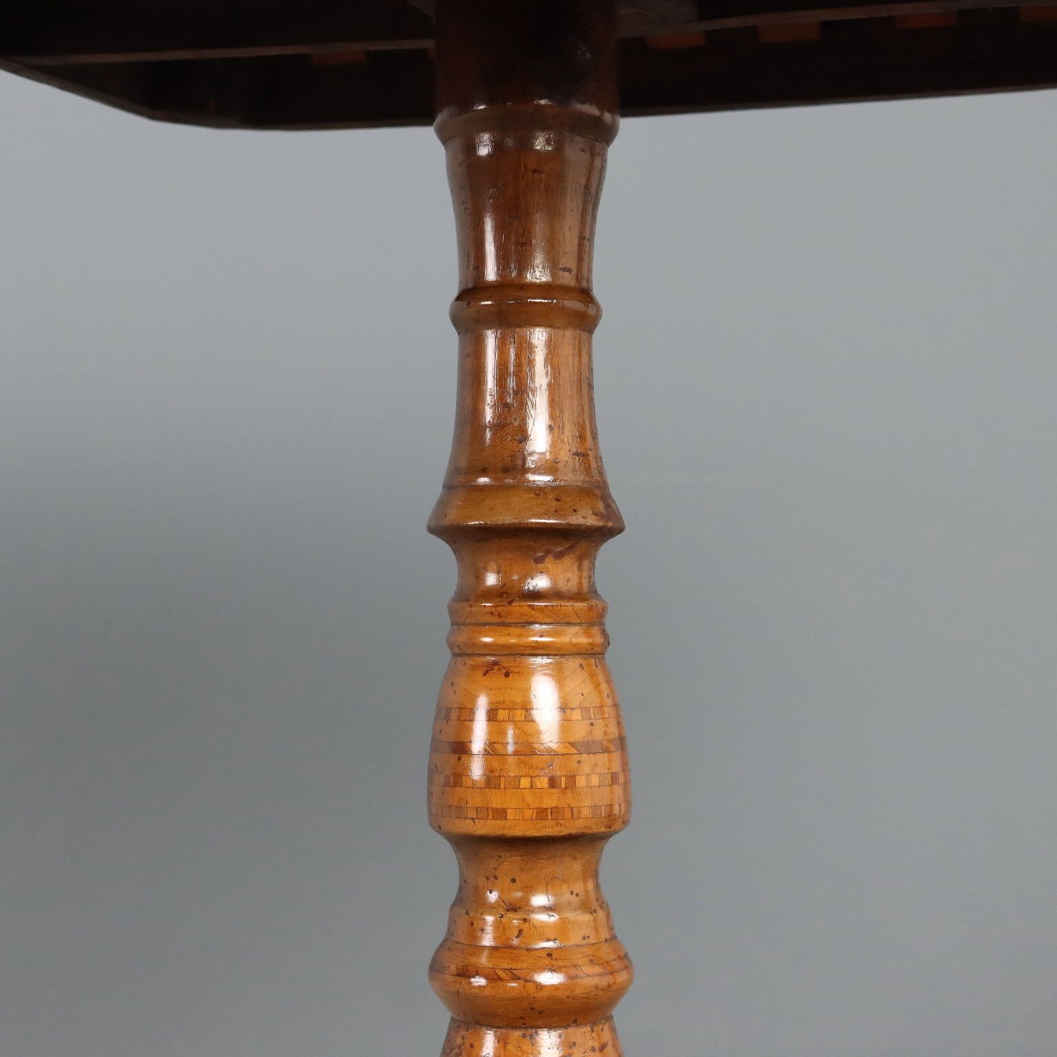 Table d'époque à marqueterie, motif échiquier, artisanat de Rolo, Italie, XIXe siècle photo vintage
