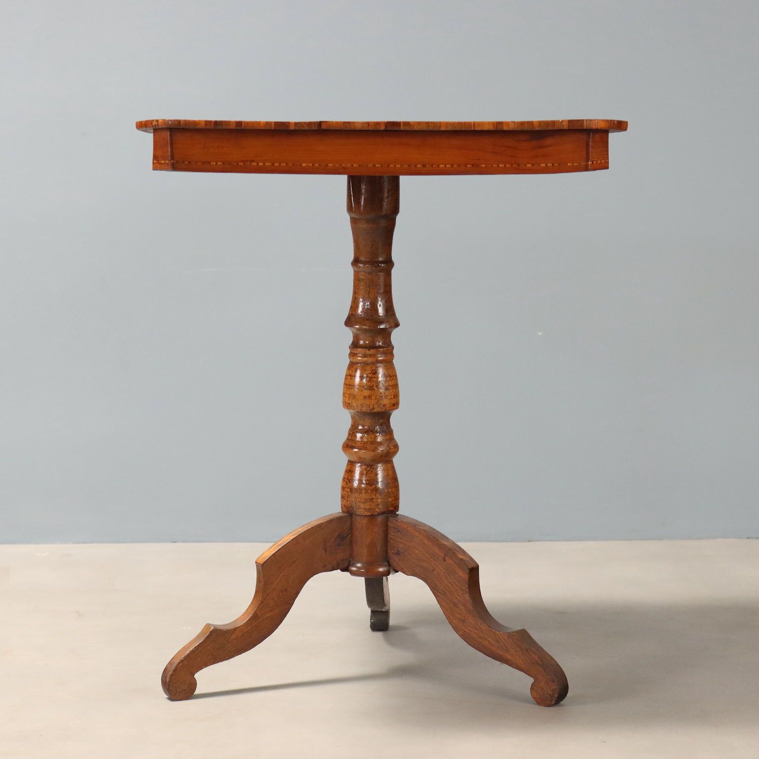 Mobilier Table d'époque à marqueterie, motif échiquier, artisanat de Rolo, Italie, XIXe siècle photo