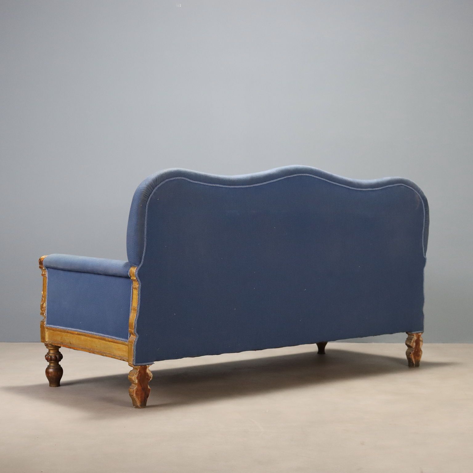 photo furniture Canapé en noyer sculpté et doré, époque Restauration