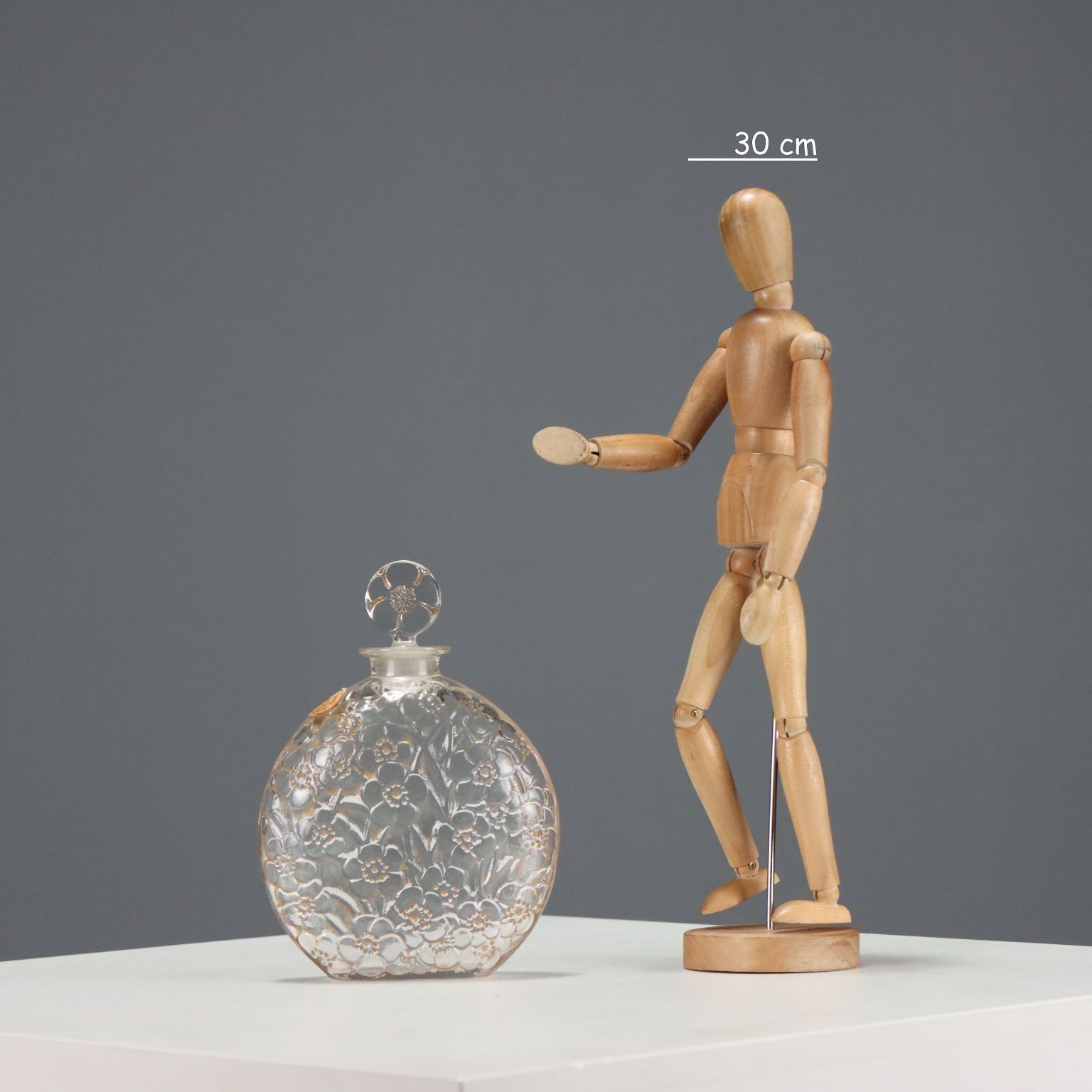 Le Lys fles voor D'Orsay, René Lalique, glas, Frankrijk, begin 20e eeuw photo furniture