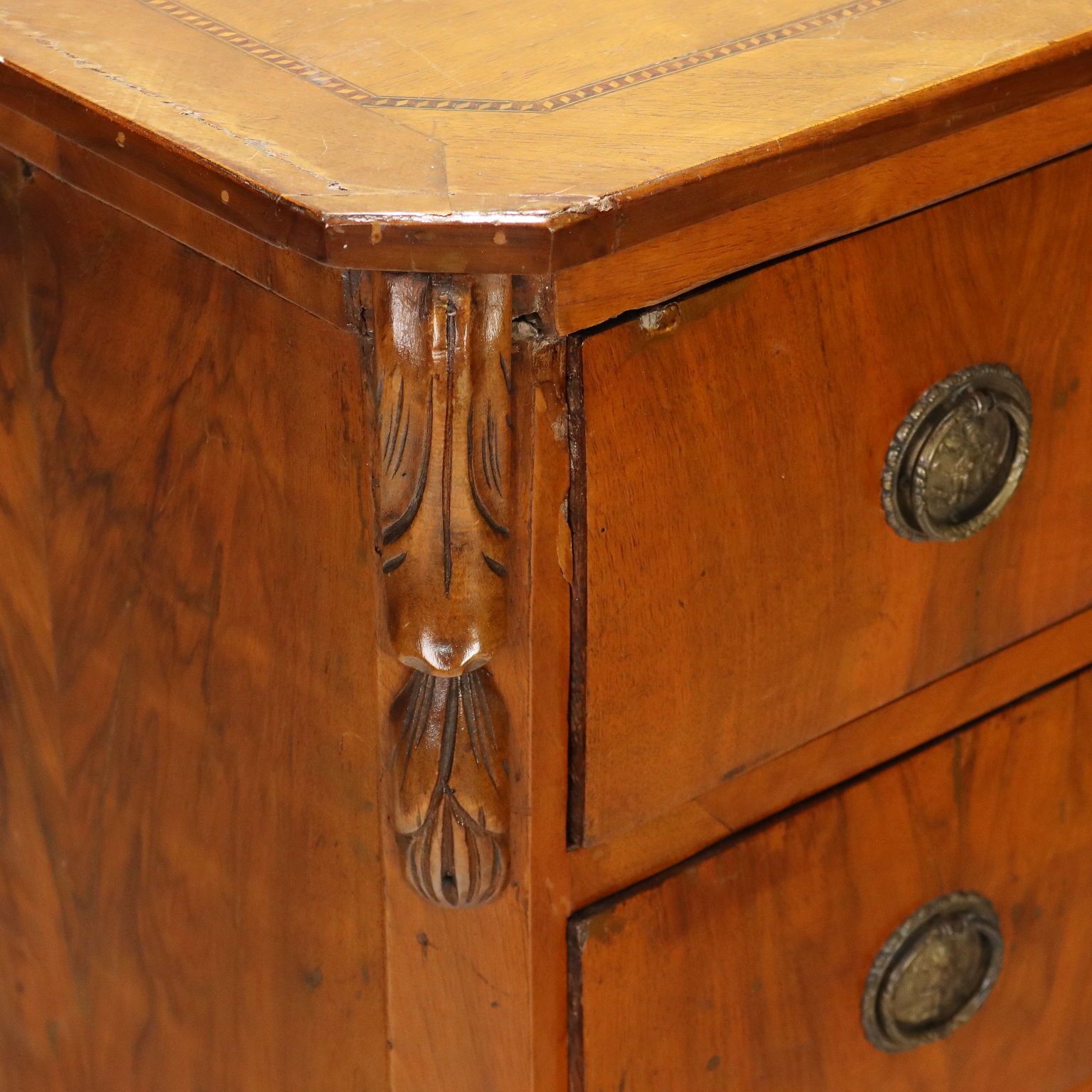 Commode en noyer avec marqueterie centrale, début du XXe siècle photo for sale