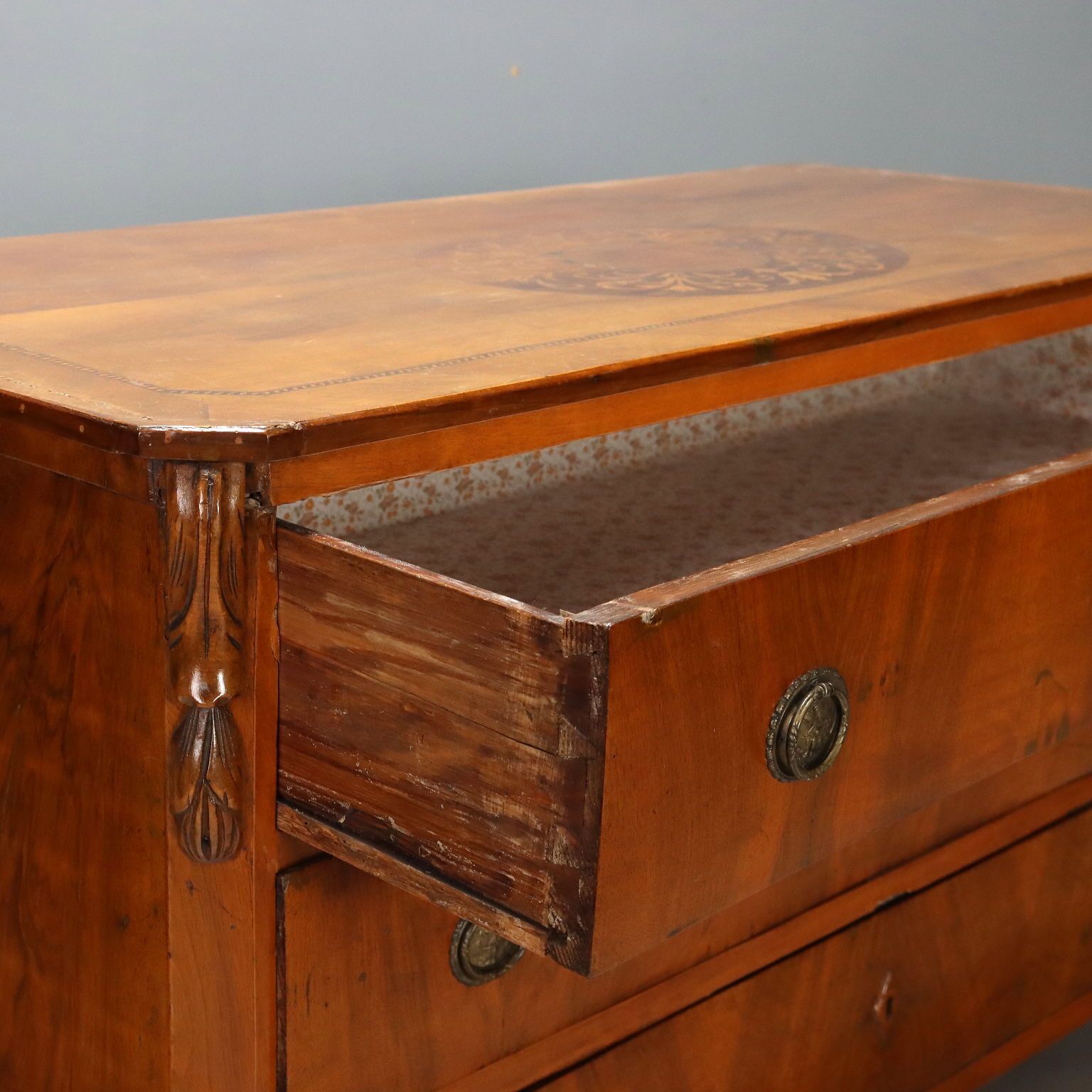Commode en noyer avec marqueterie centrale, début du XXe siècle photo 580.0